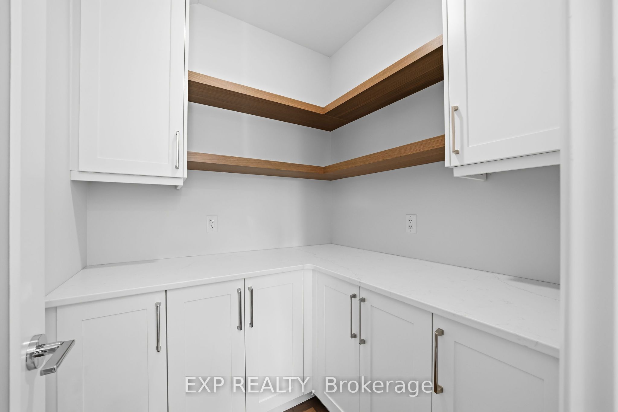253 John Street Property Photo 6