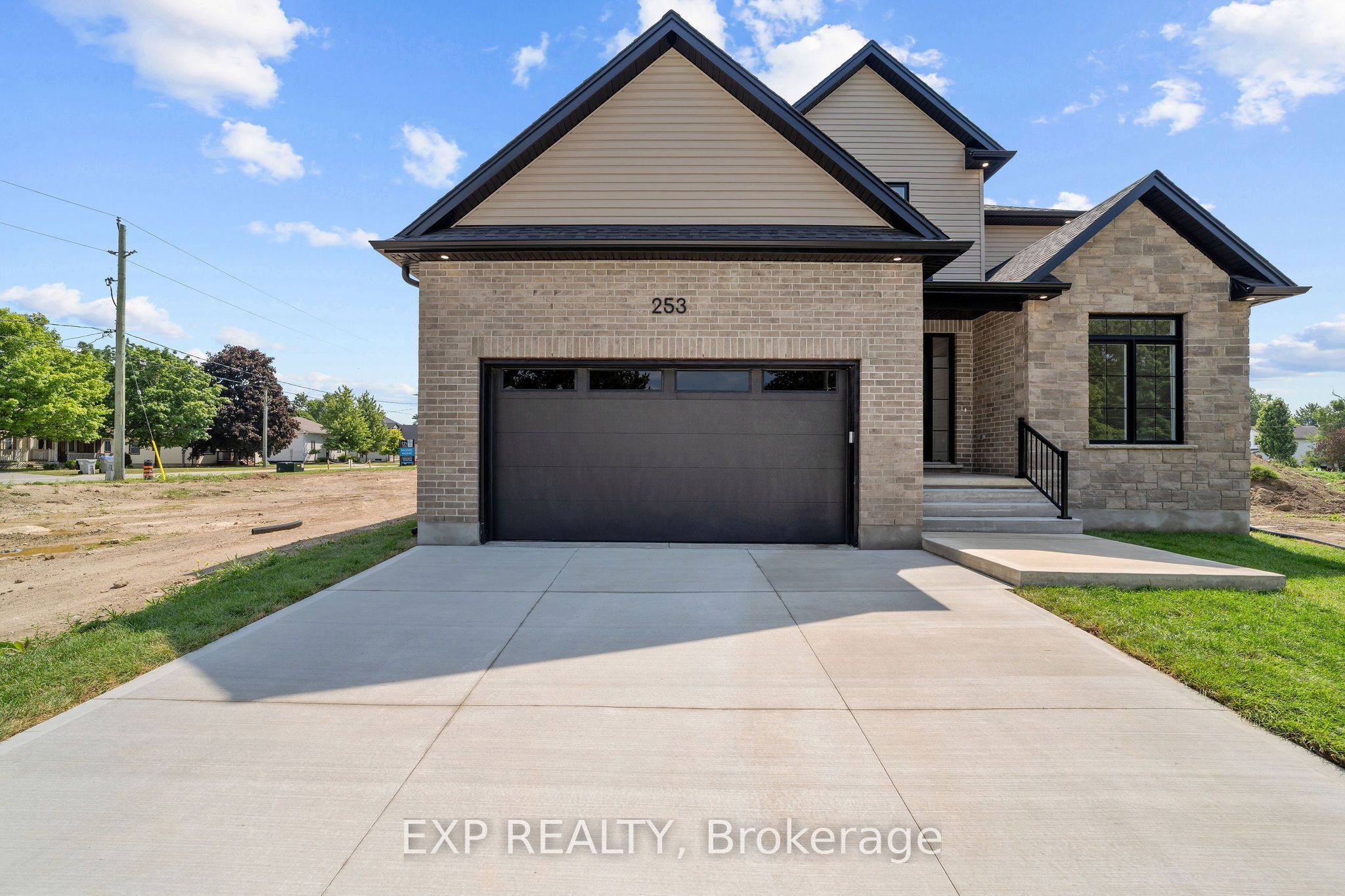 253 John Street Property Photo 39