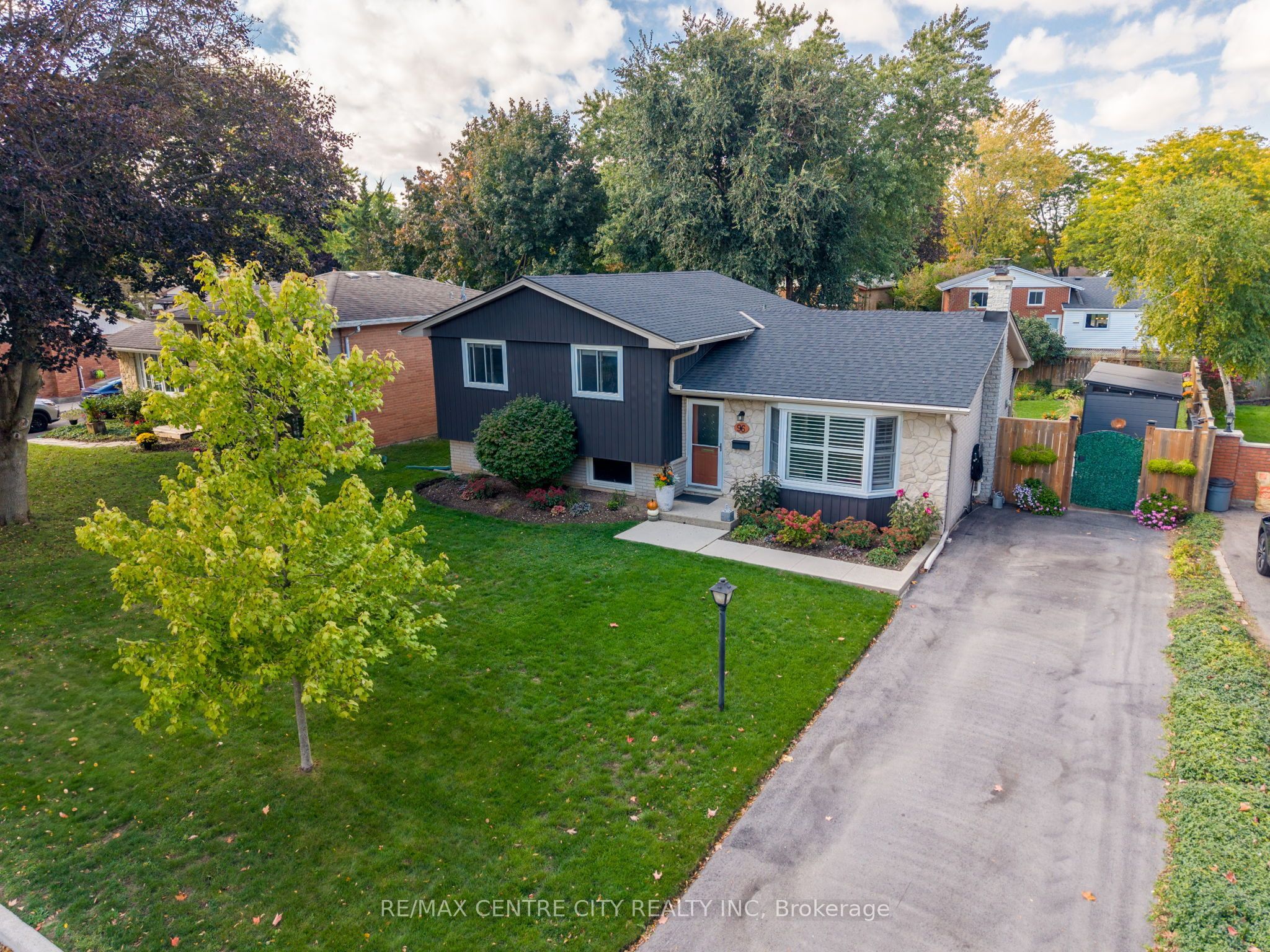96 Tweed Crescent Property Photo 2