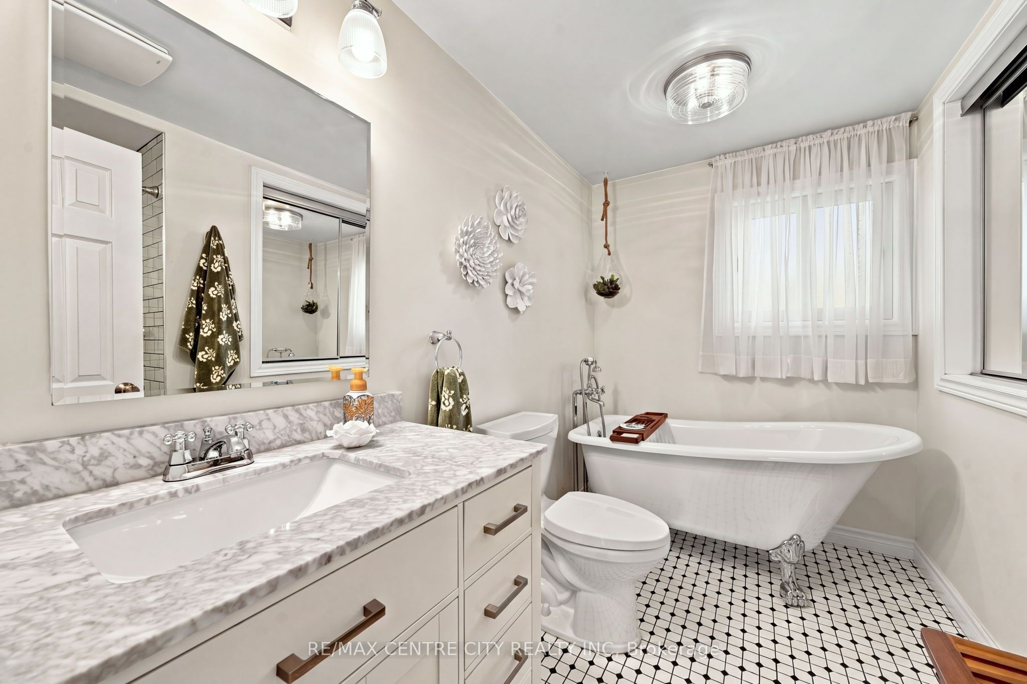 96 Tweed Crescent Property Photo 25