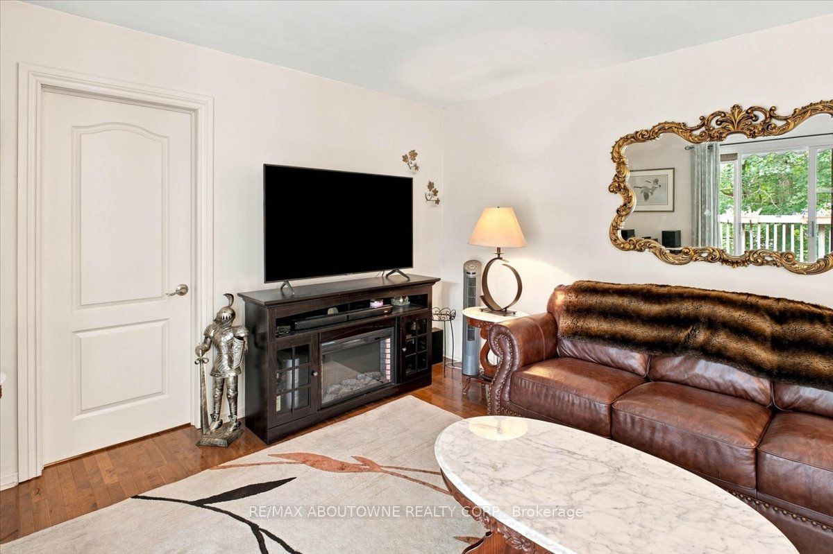 943 Mayfair Crescent Property Photo 11