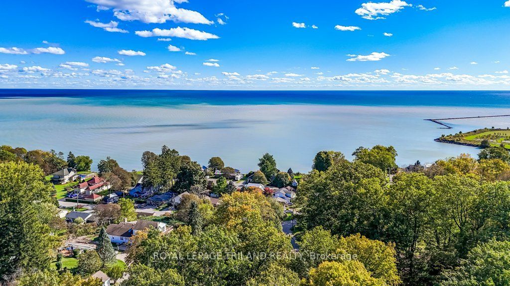 245 Currie Boulevard Property Photo 7