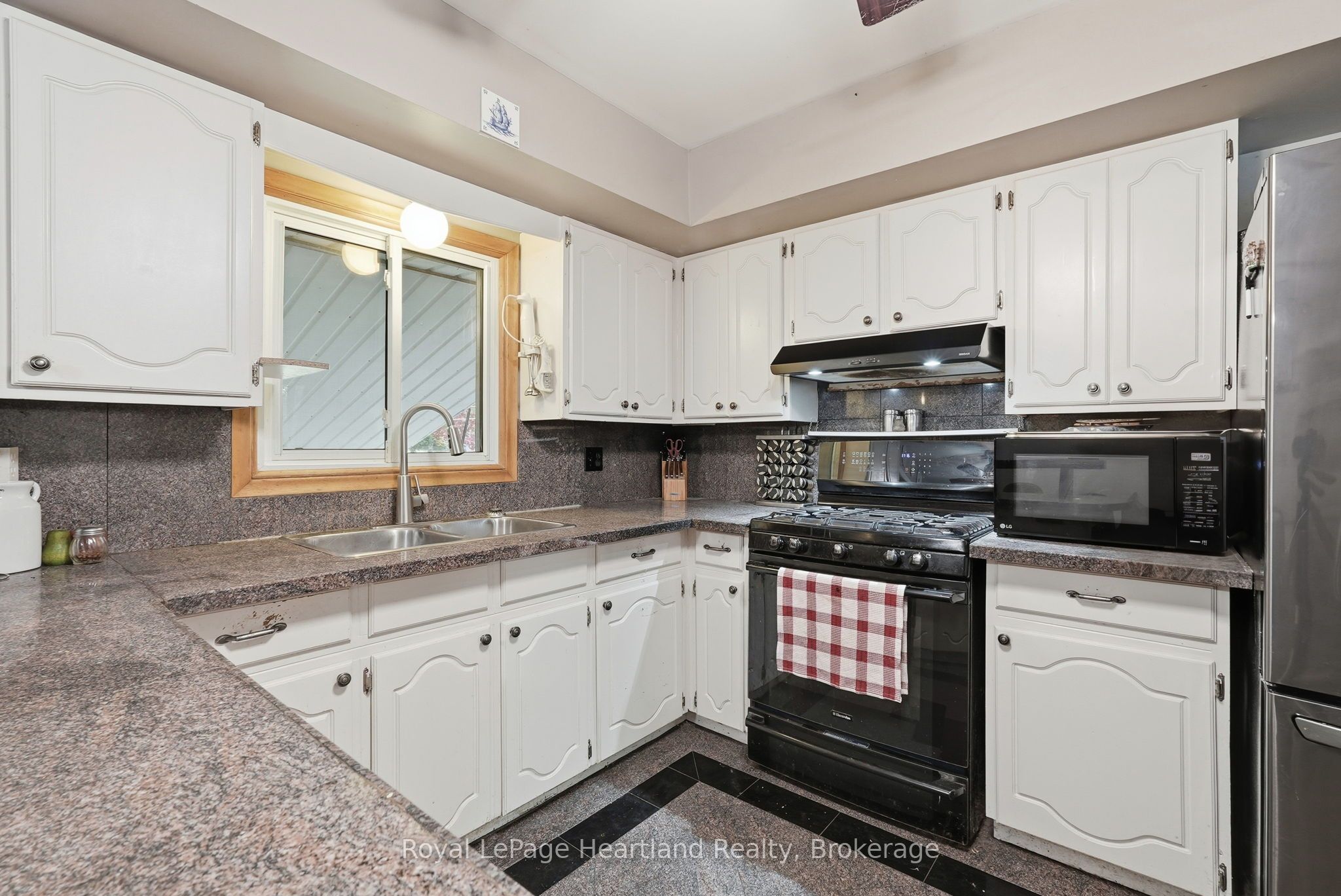 292 Wellington Street Property Photo 8