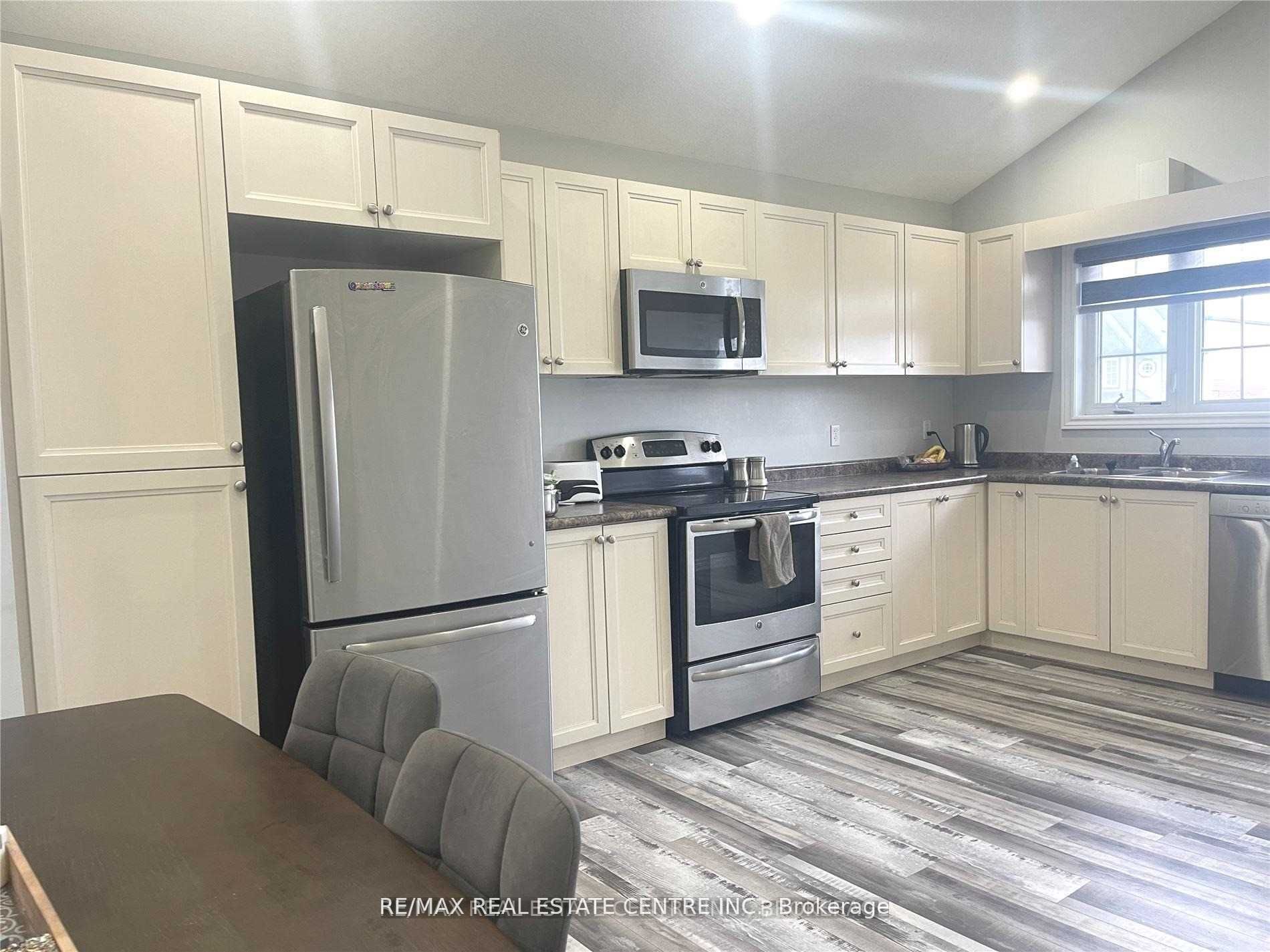 196 Woodbine Avenue A Property Photo 9