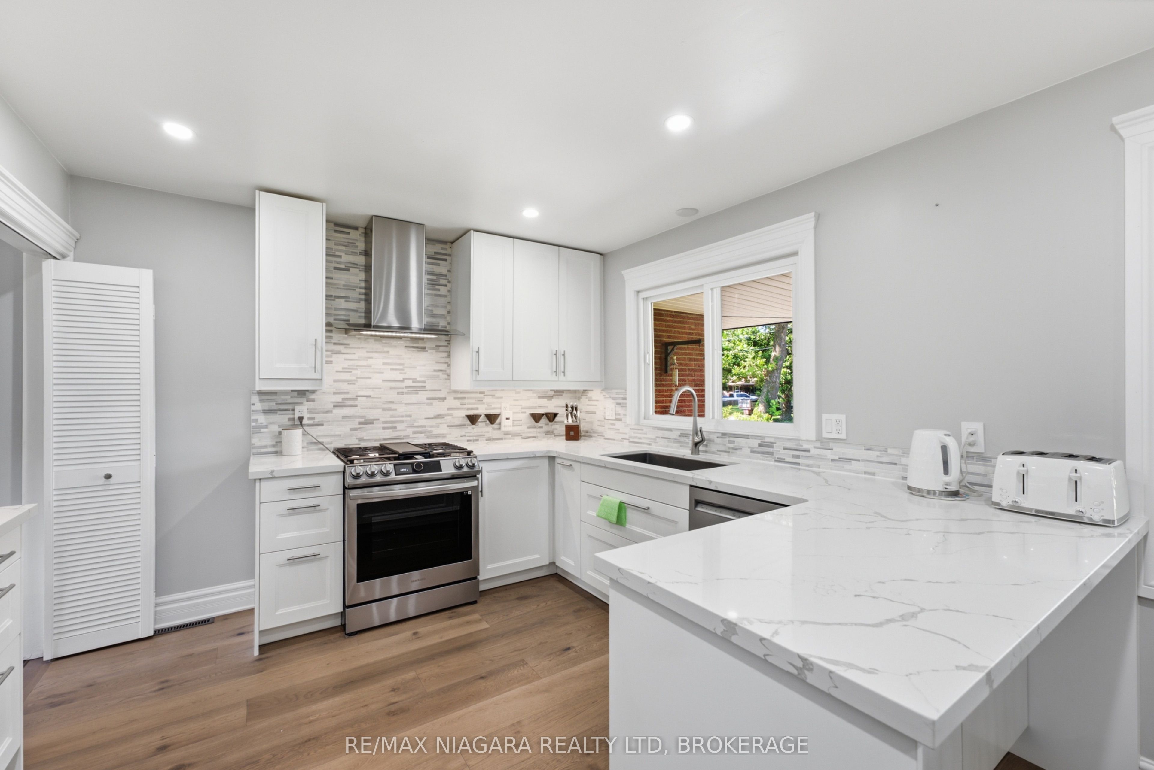 11 Richelieu Drive Property Photo 8