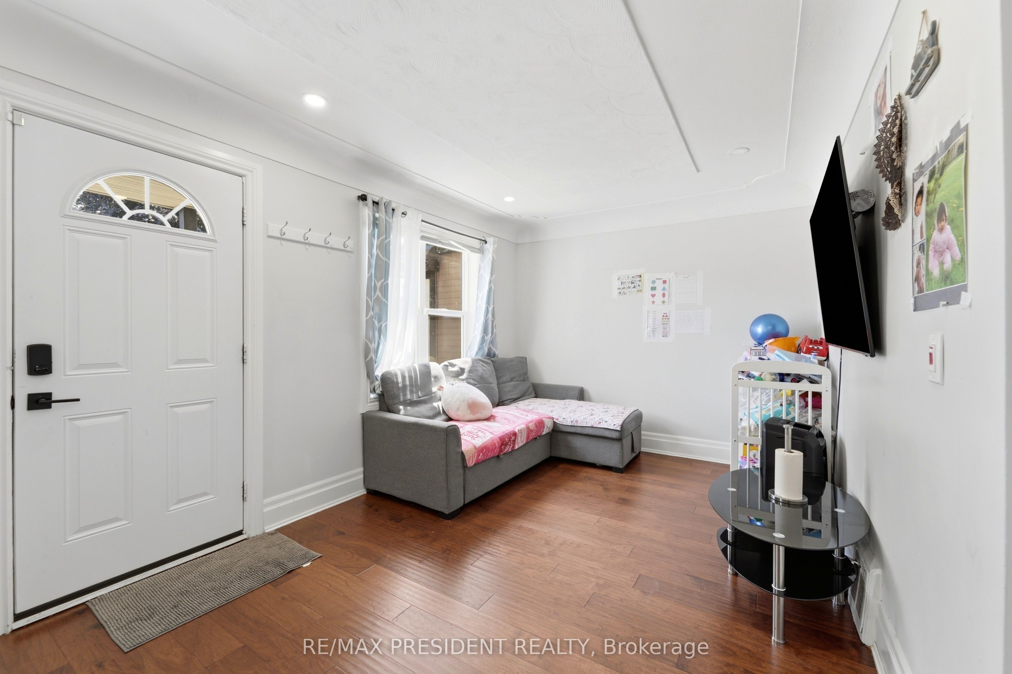 43 Adair Avenue N Property Photo 2