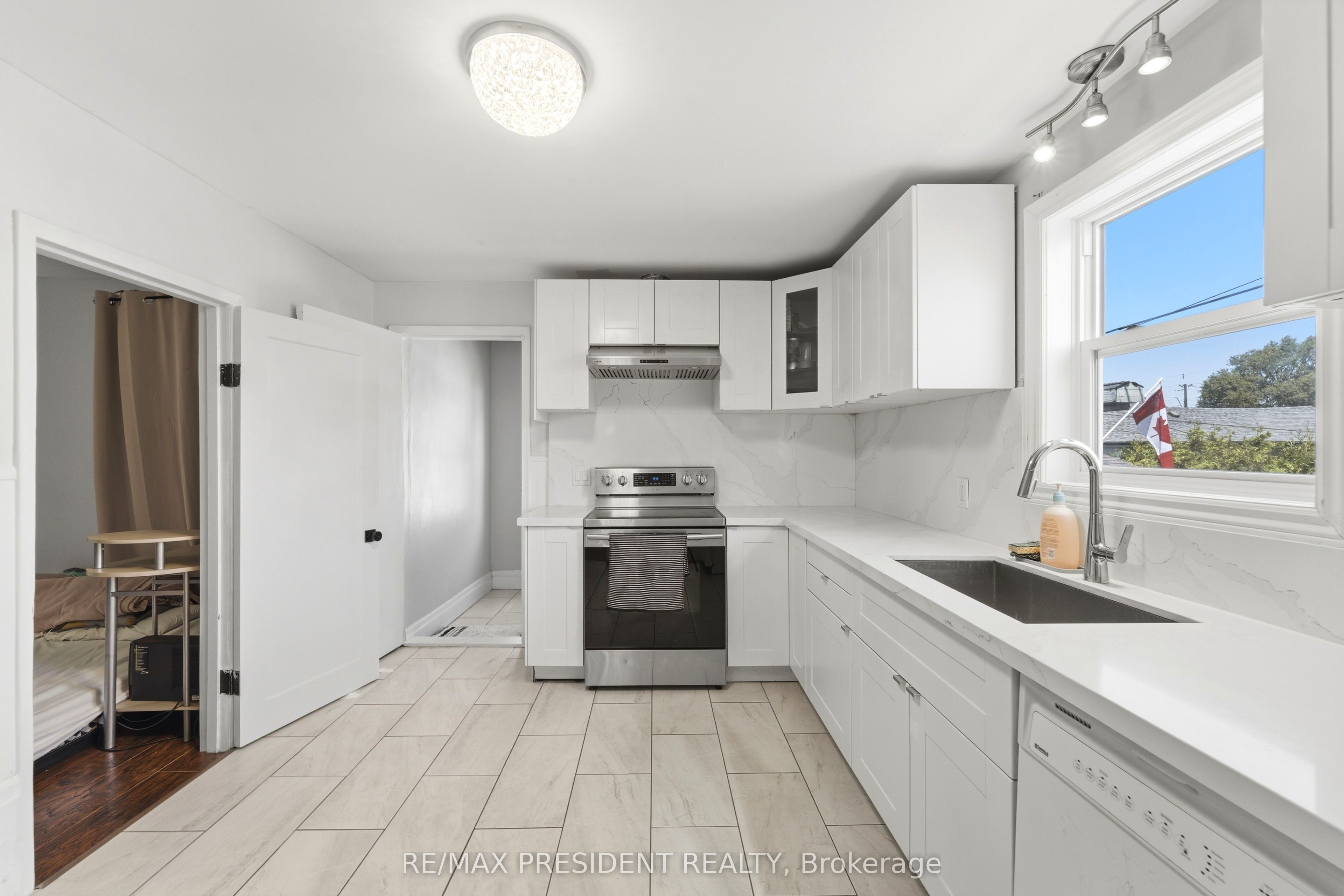 43 Adair Avenue N Property Photo 7