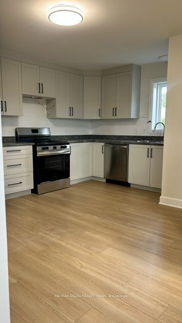 2594 Laurier Street 1 Property Photo 6