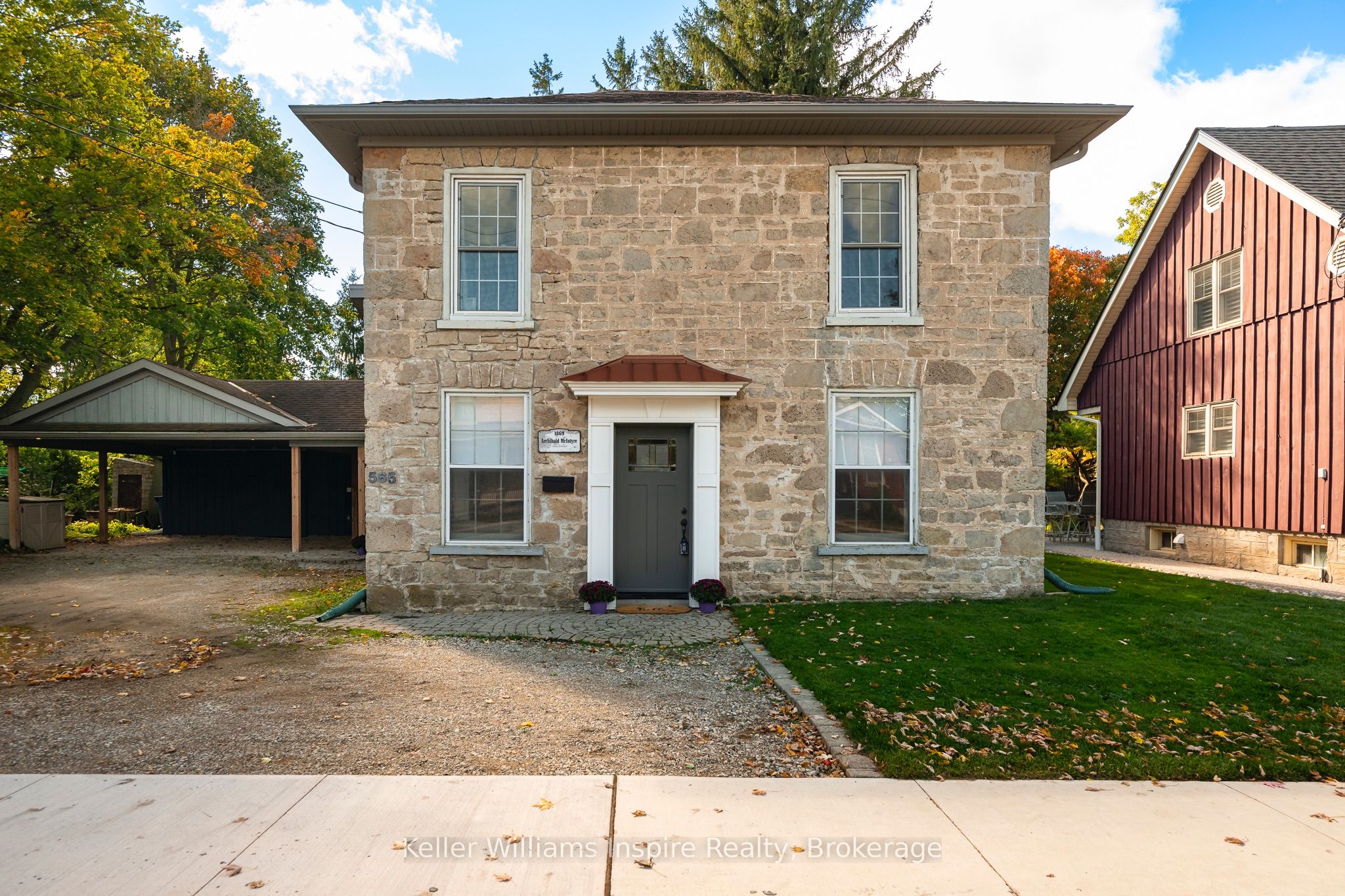 565 St David Street N Property Photo 1