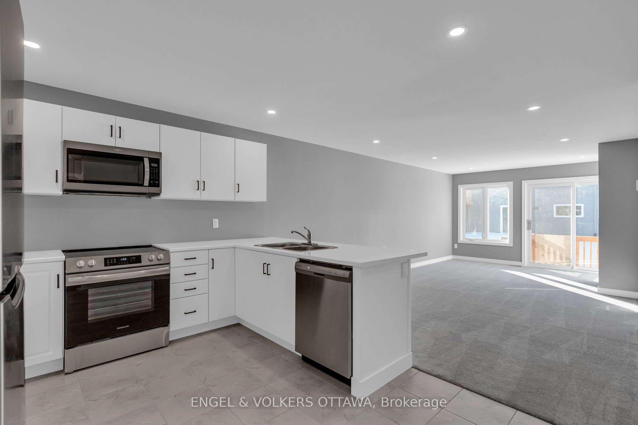 102 Seabert Drive Property Photo 3