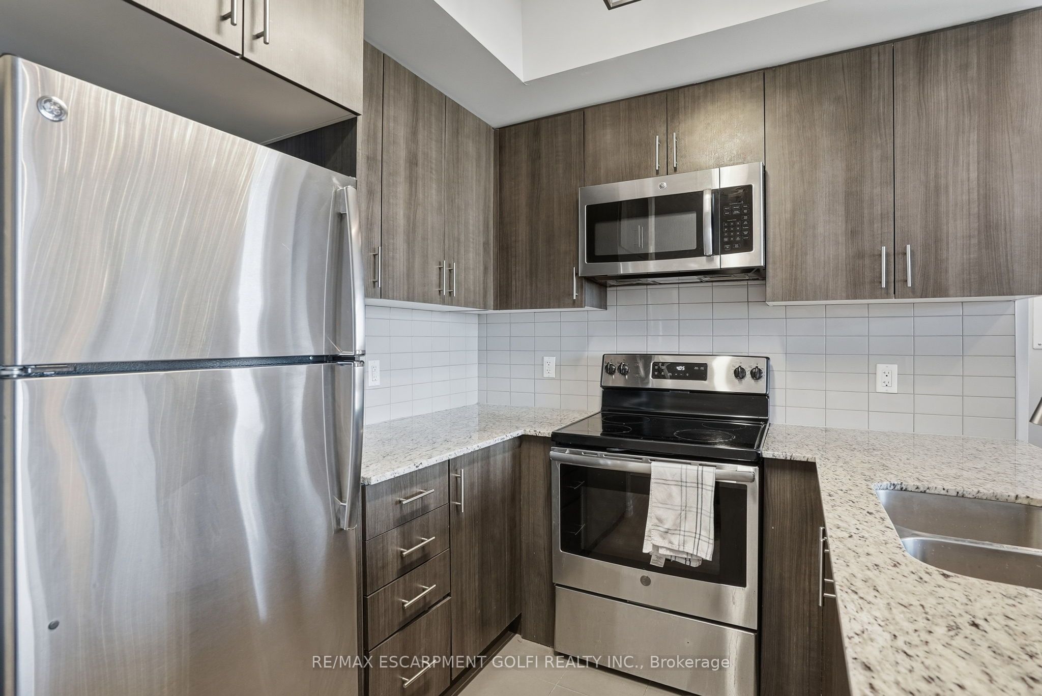 560 North Service Road 708 Property Photo 5