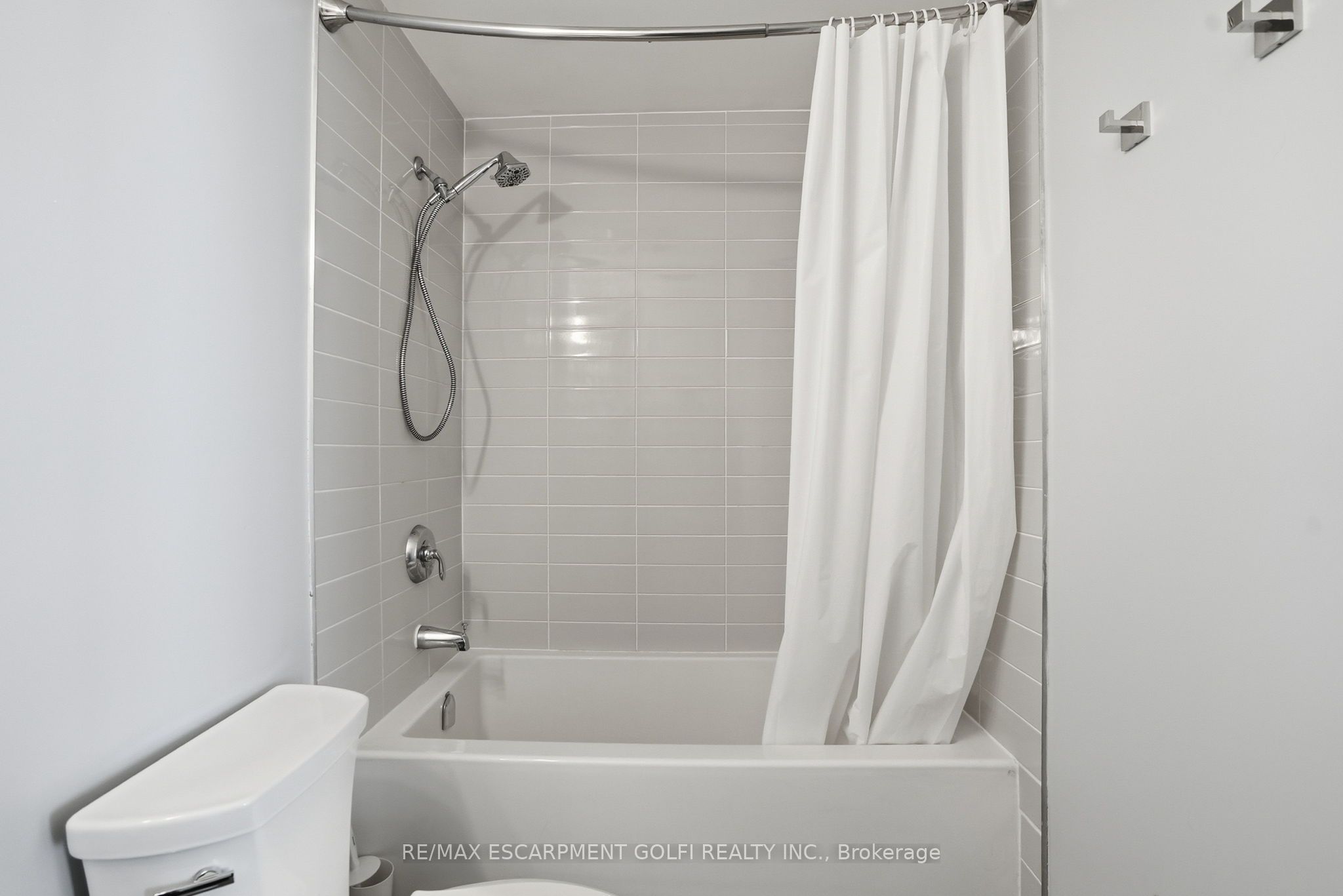 560 North Service Road 708 Property Photo 9