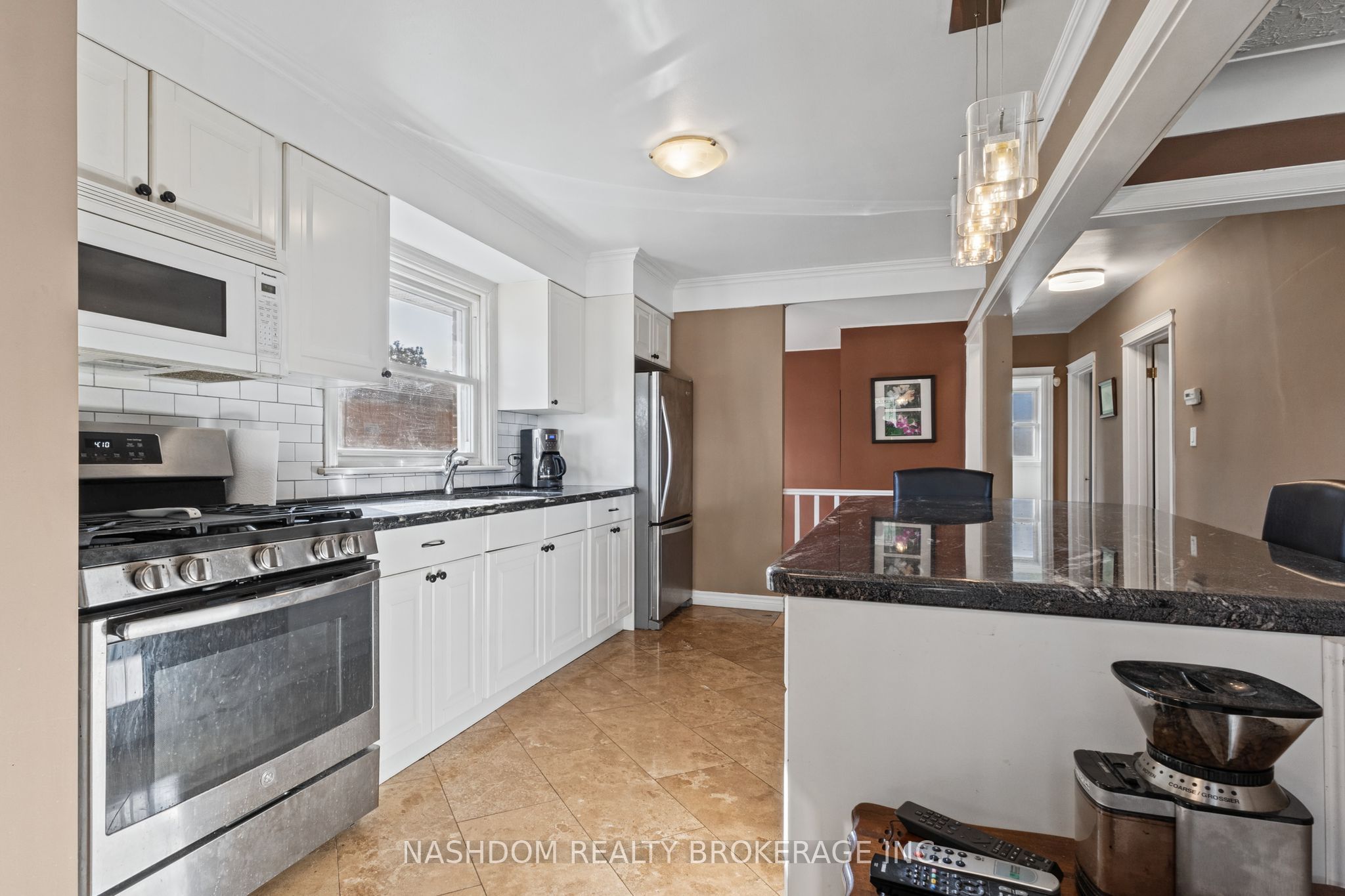 366 East 17th Street Property Photo 6