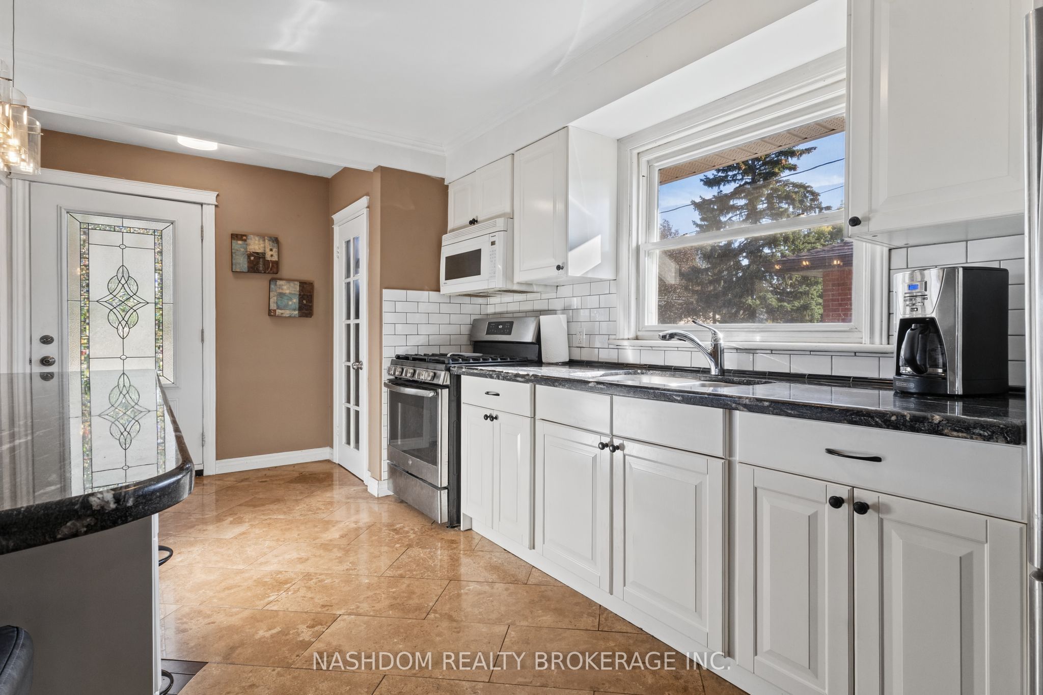 366 East 17th Street Property Photo 8