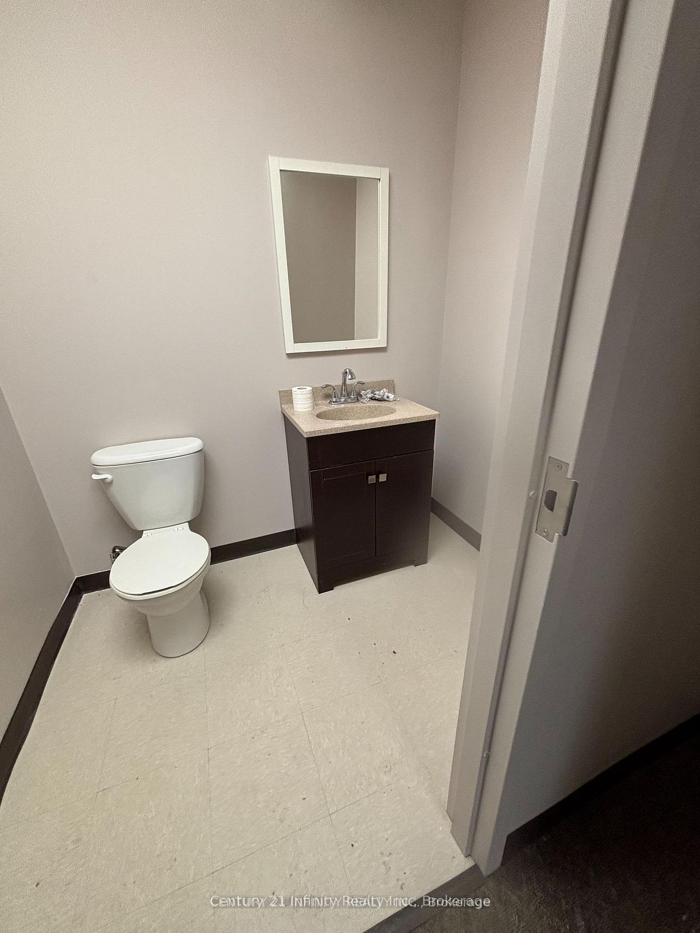 62 Dundas Street W Property Photo 4