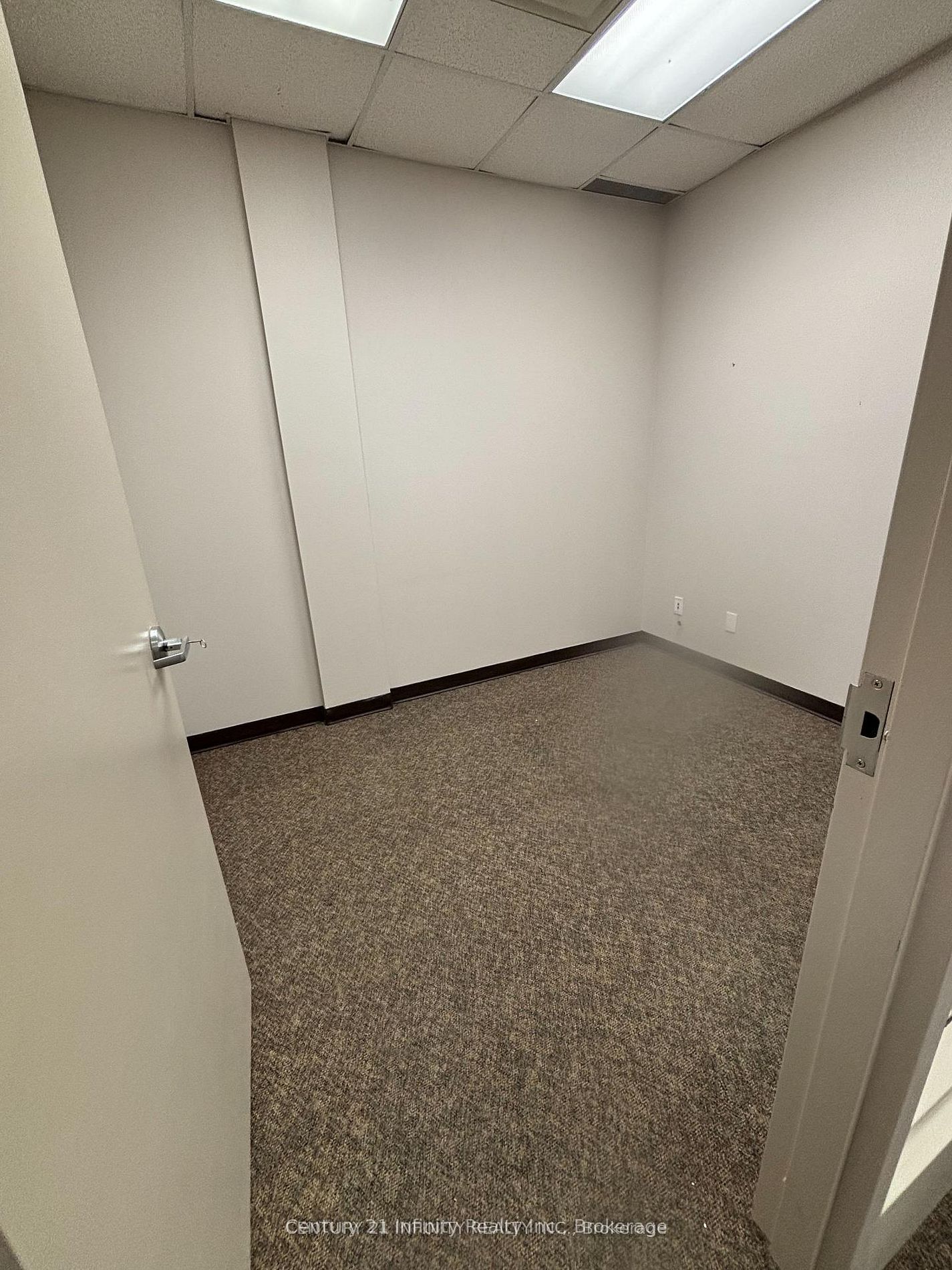 62 Dundas Street W Property Photo 6