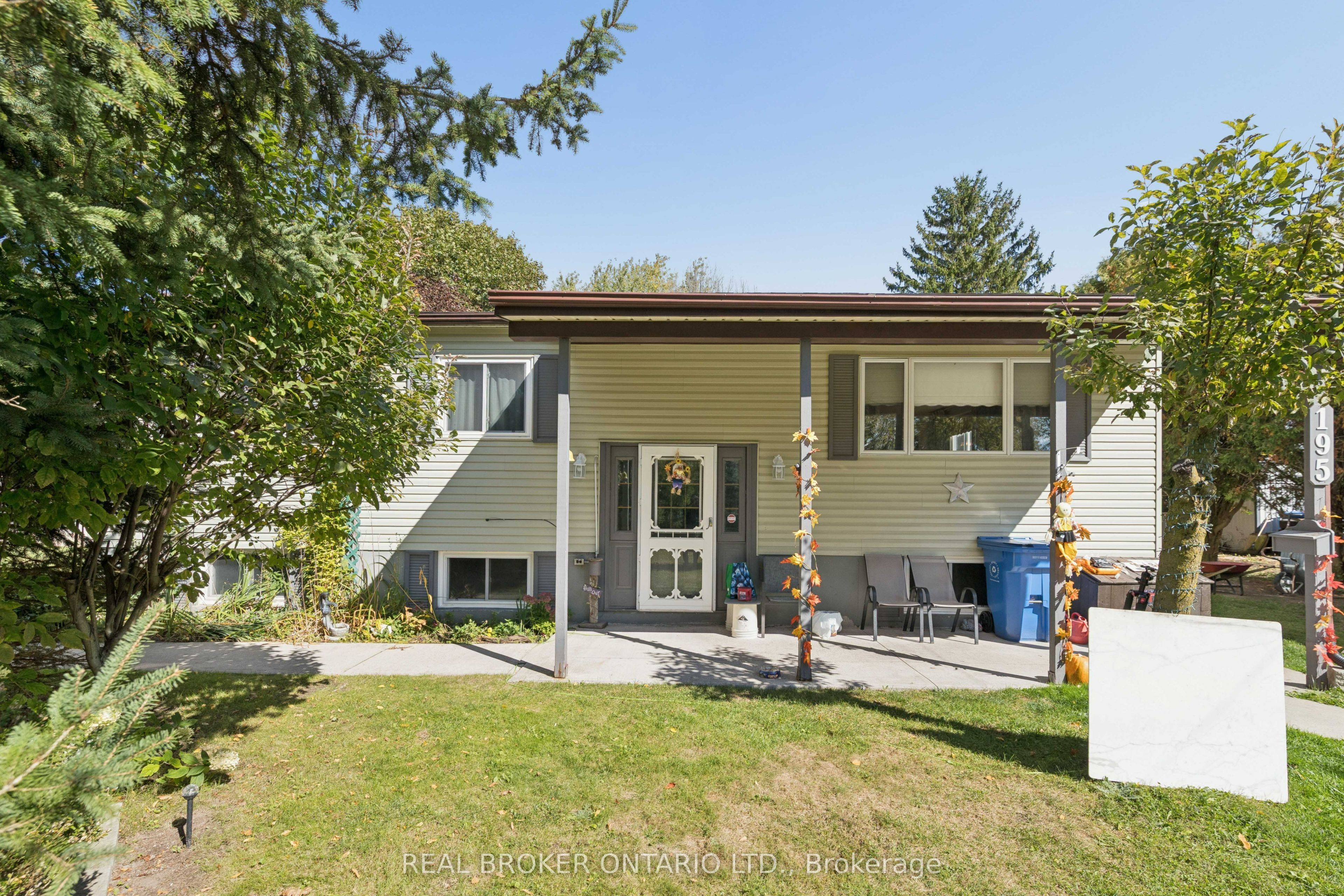 195 John Street S Property Photo 1