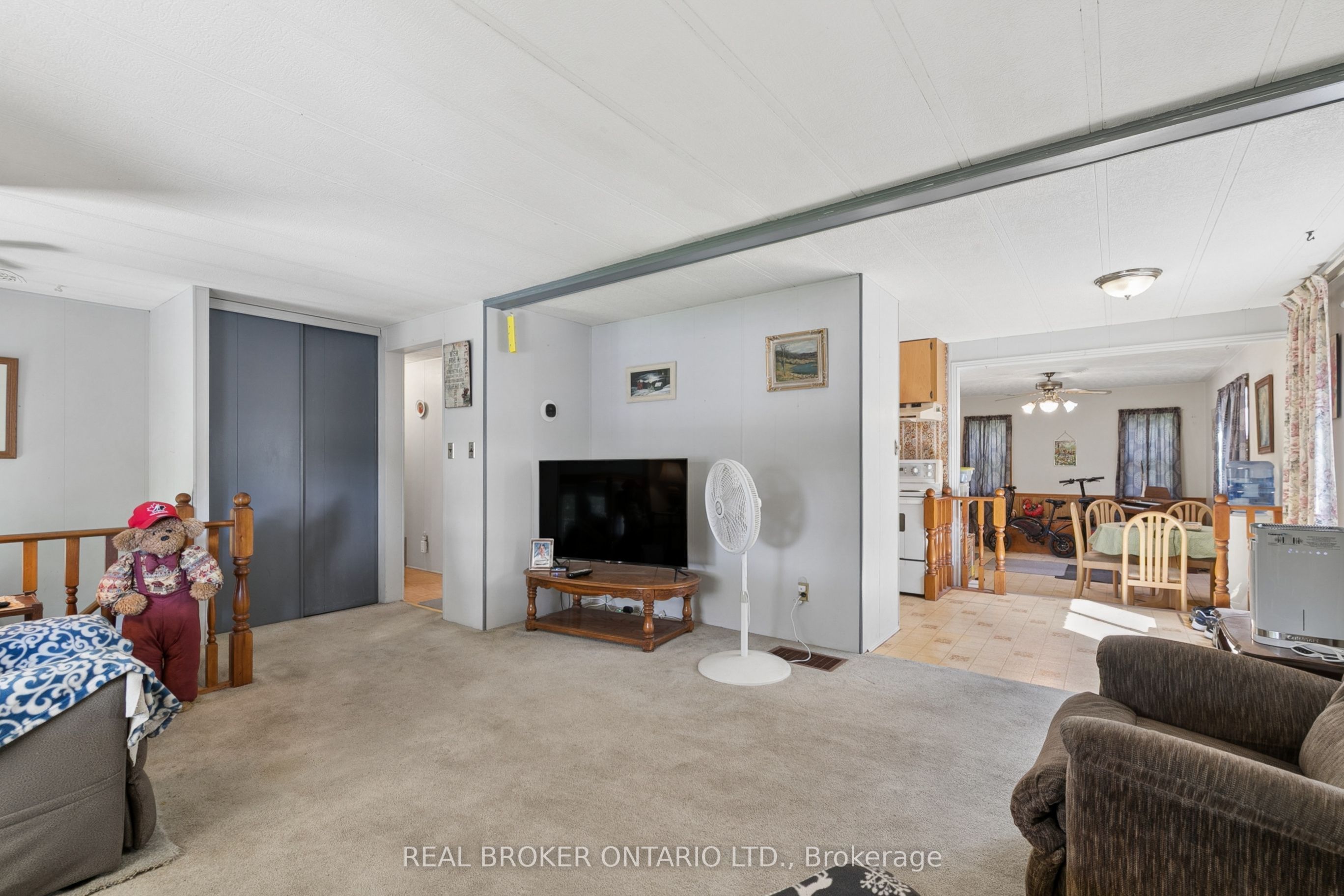 195 John Street S Property Photo 4
