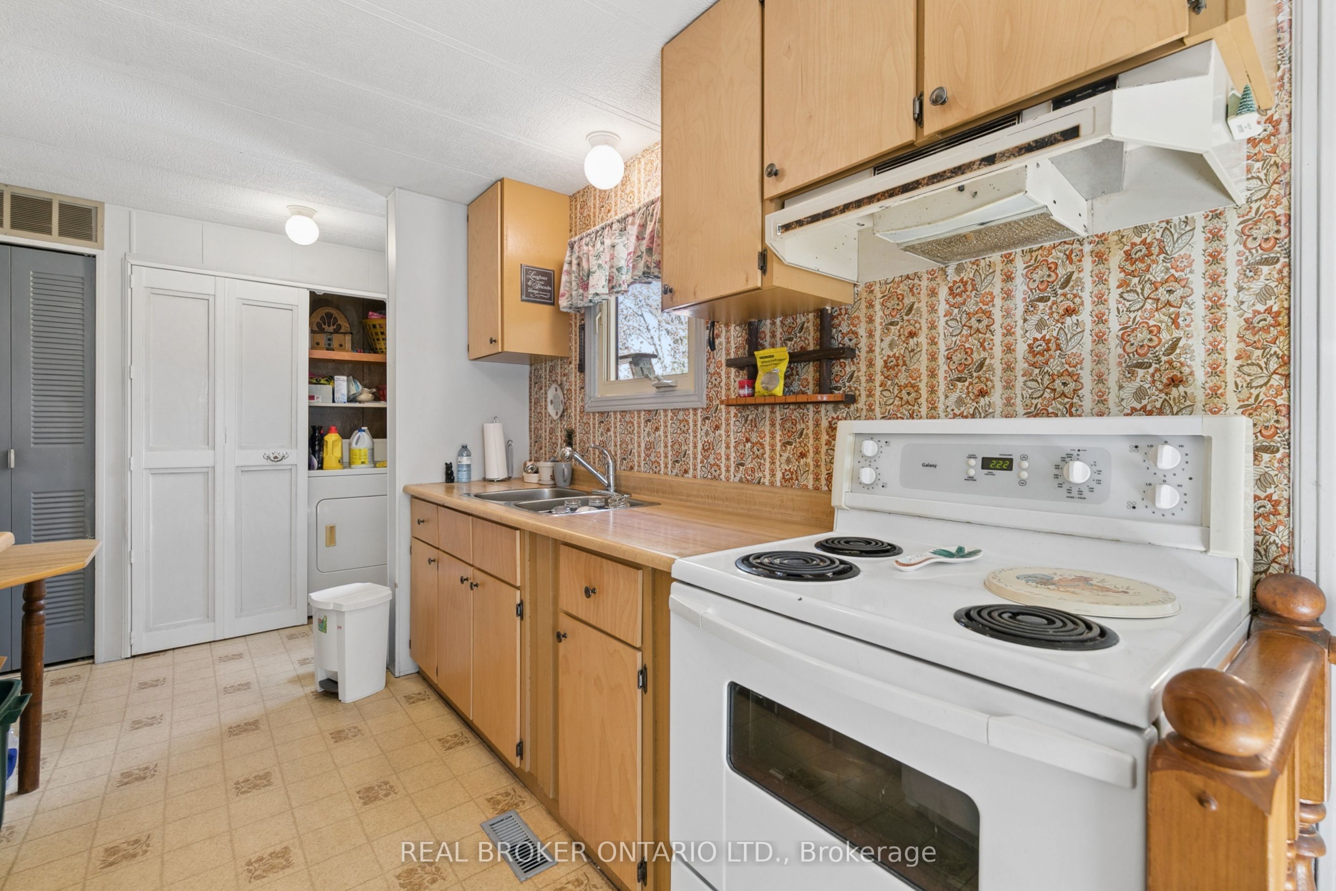 195 John Street S Property Photo 6