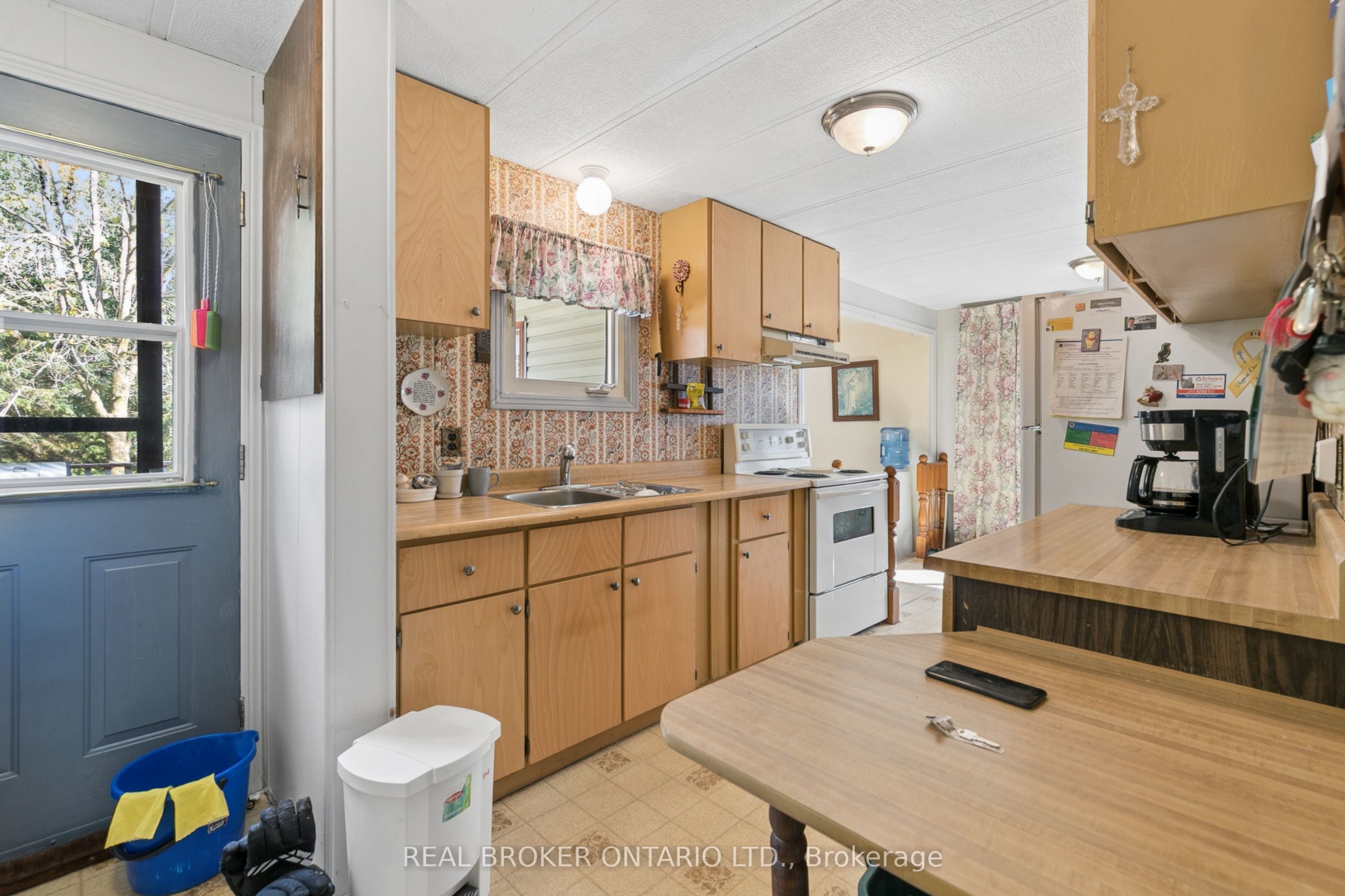 195 John Street S Property Photo 7