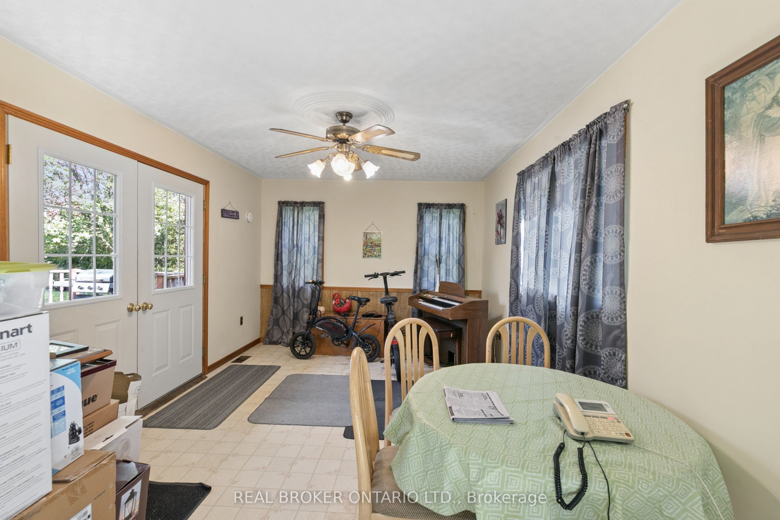 195 John Street S Property Photo 9
