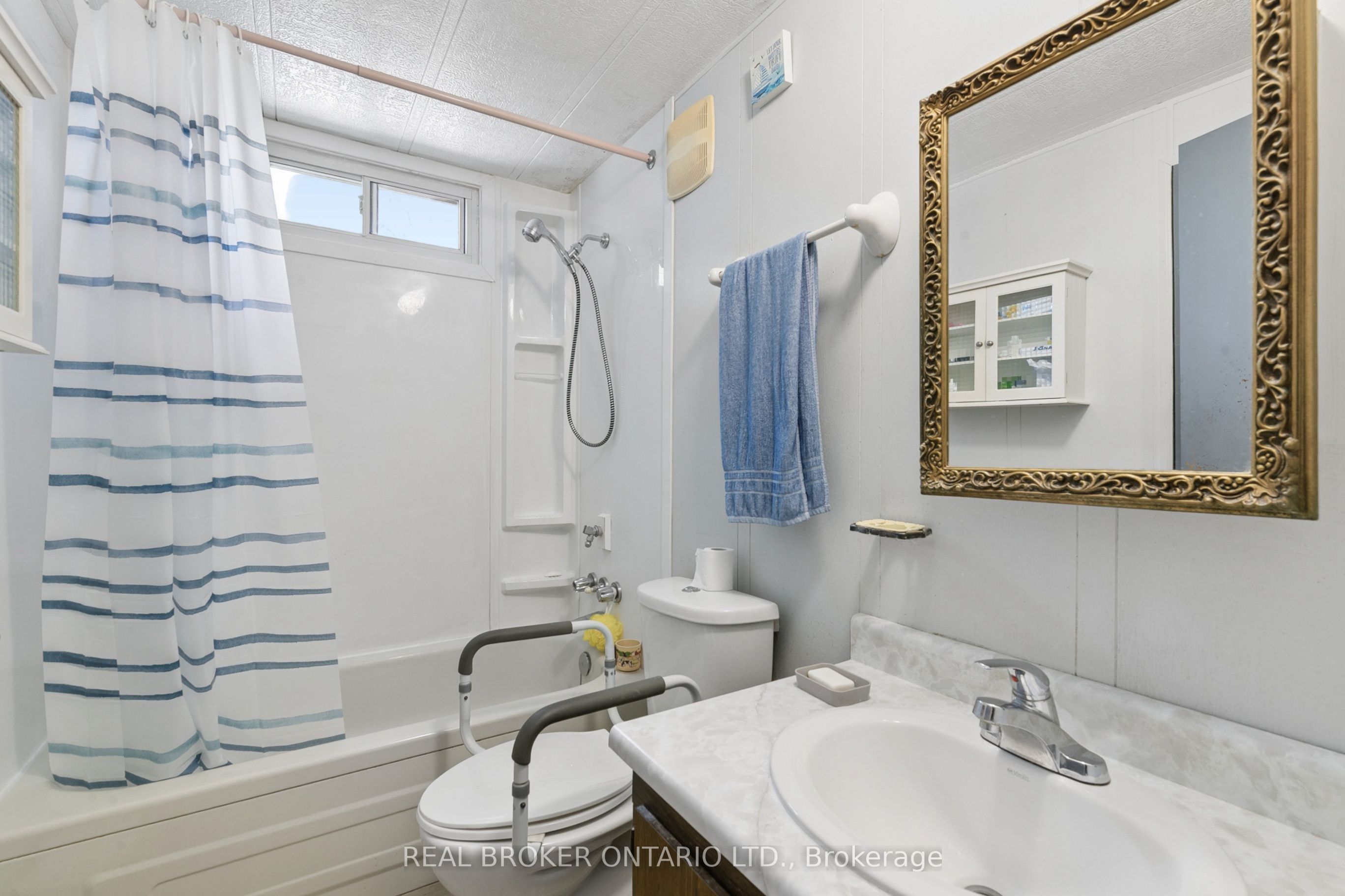 195 John Street S Property Photo 11
