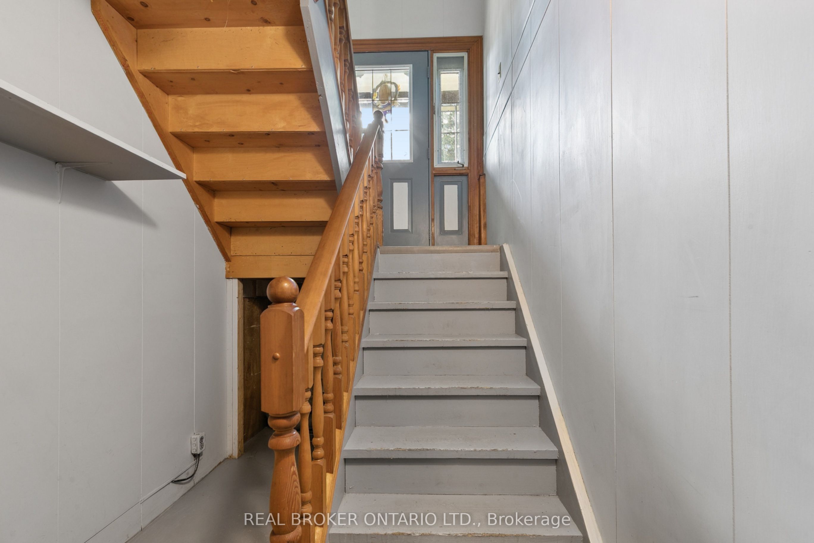 195 John Street S Property Photo 14