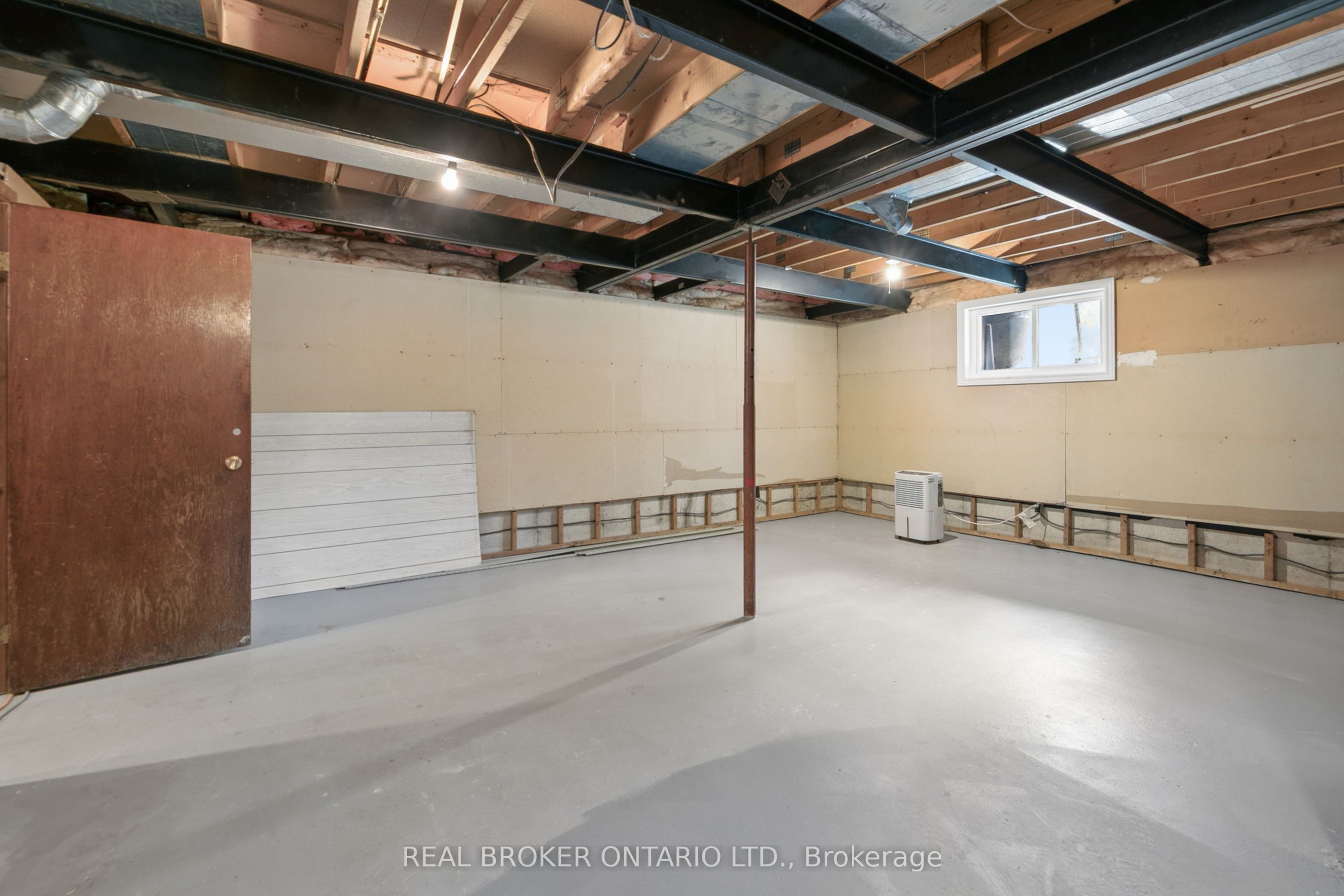 195 John Street S Property Photo 15