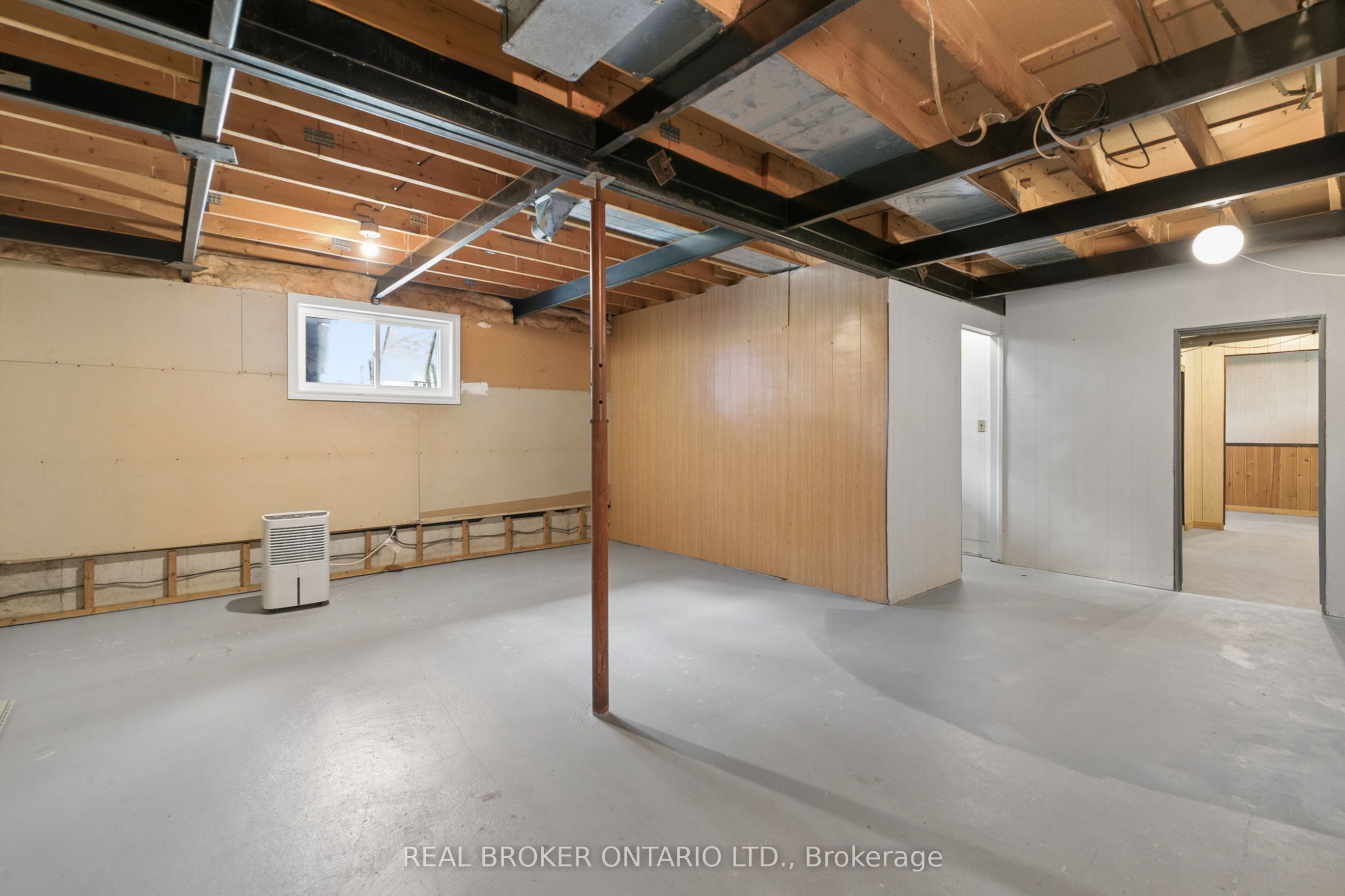 195 John Street S Property Photo 16