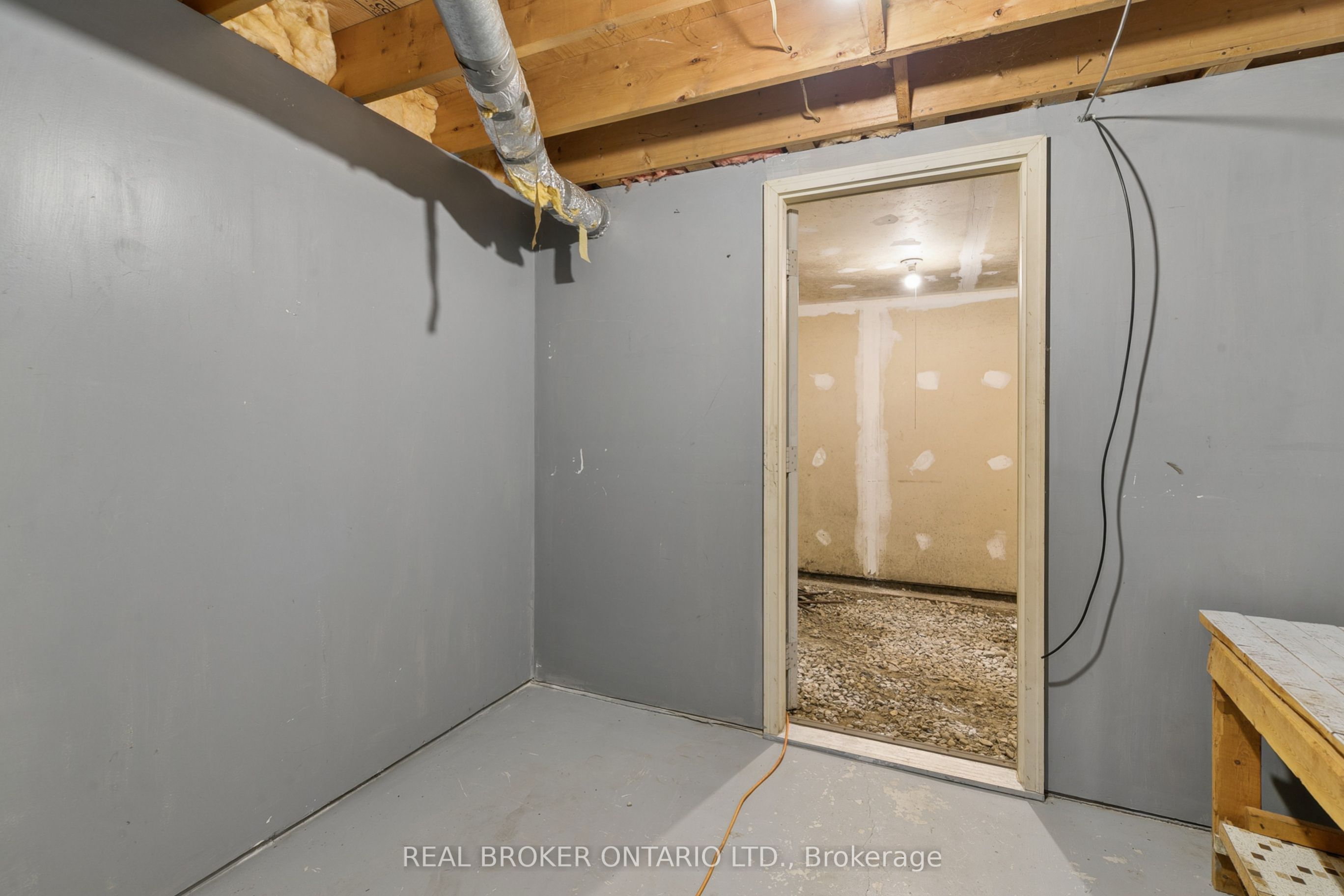 195 John Street S Property Photo 17