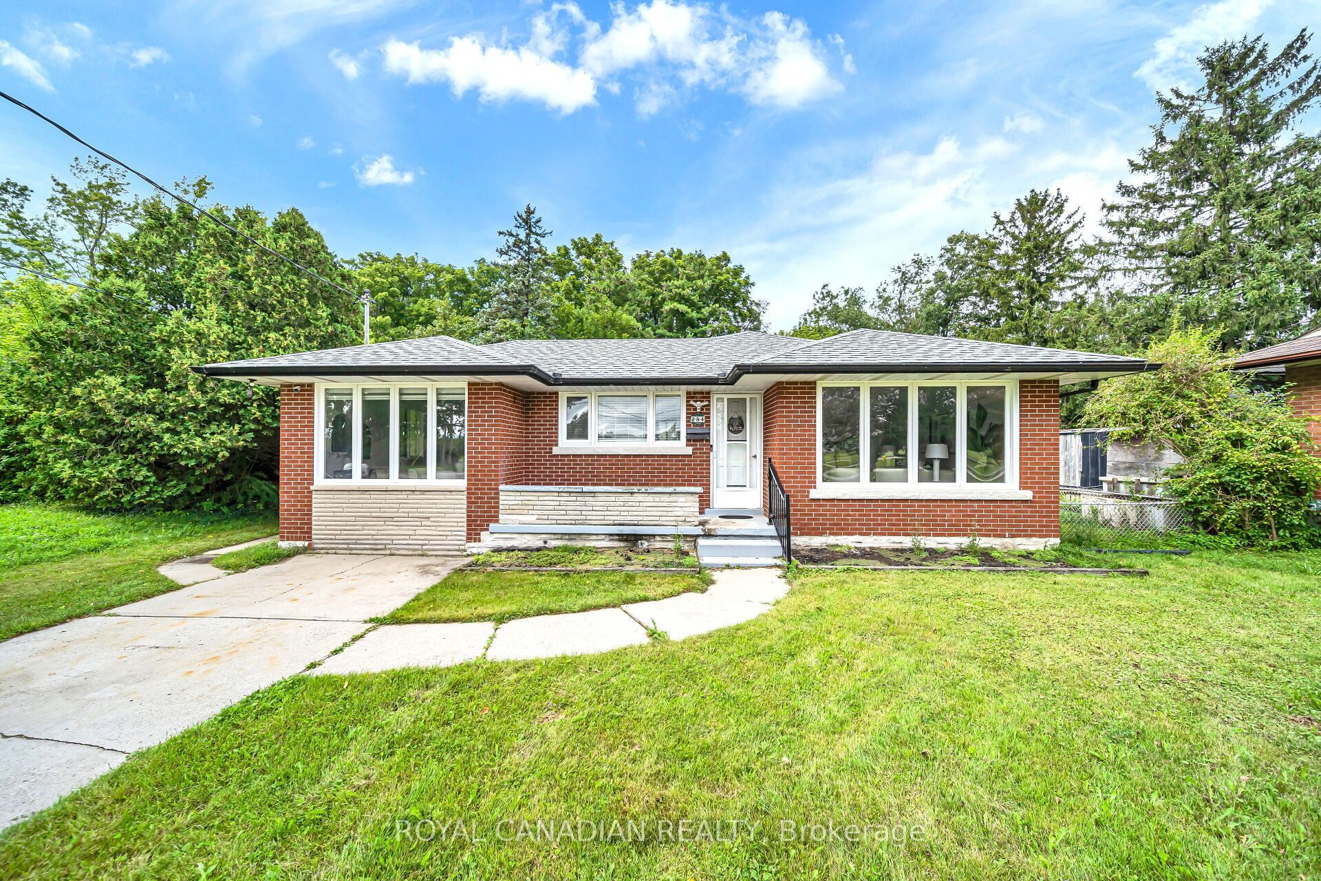284 Cedar Crescent Property Photo 1