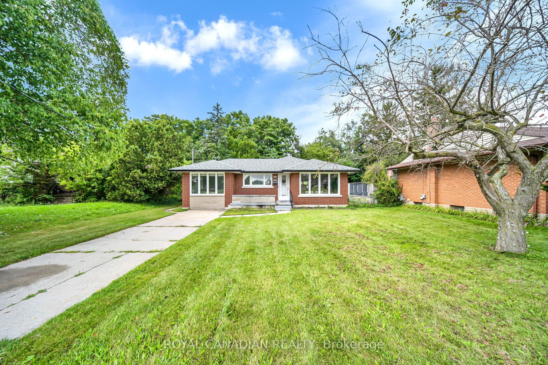 284 Cedar Crescent Property Photo 2