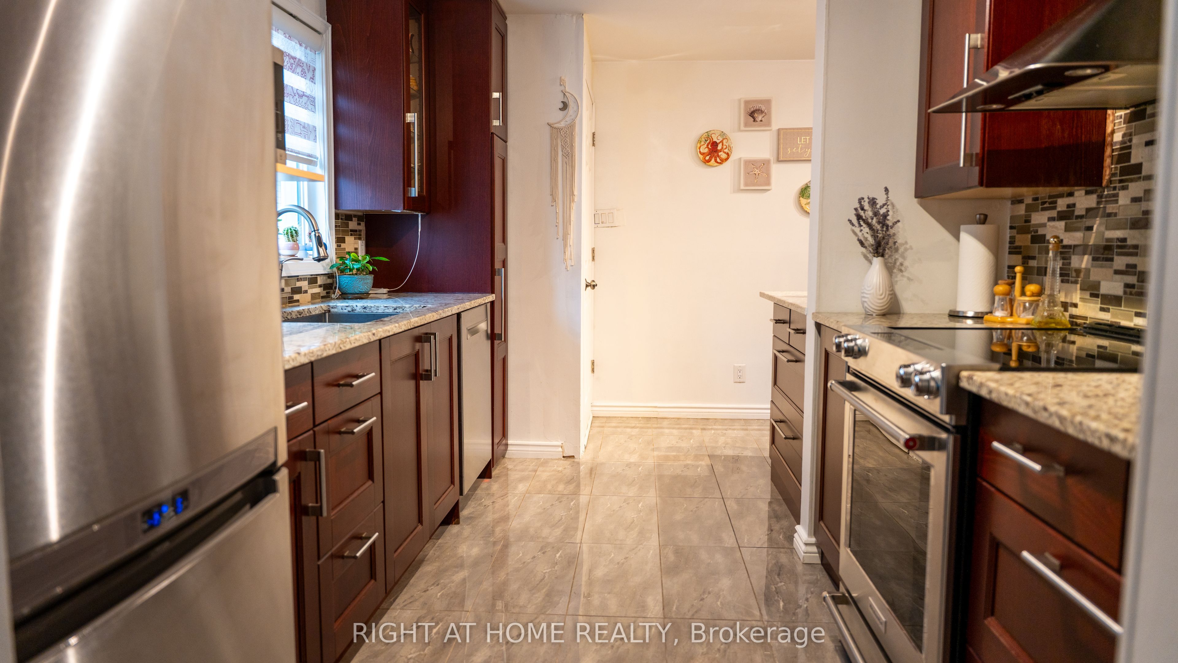 6080 Rivercrest Drive Property Photo 12