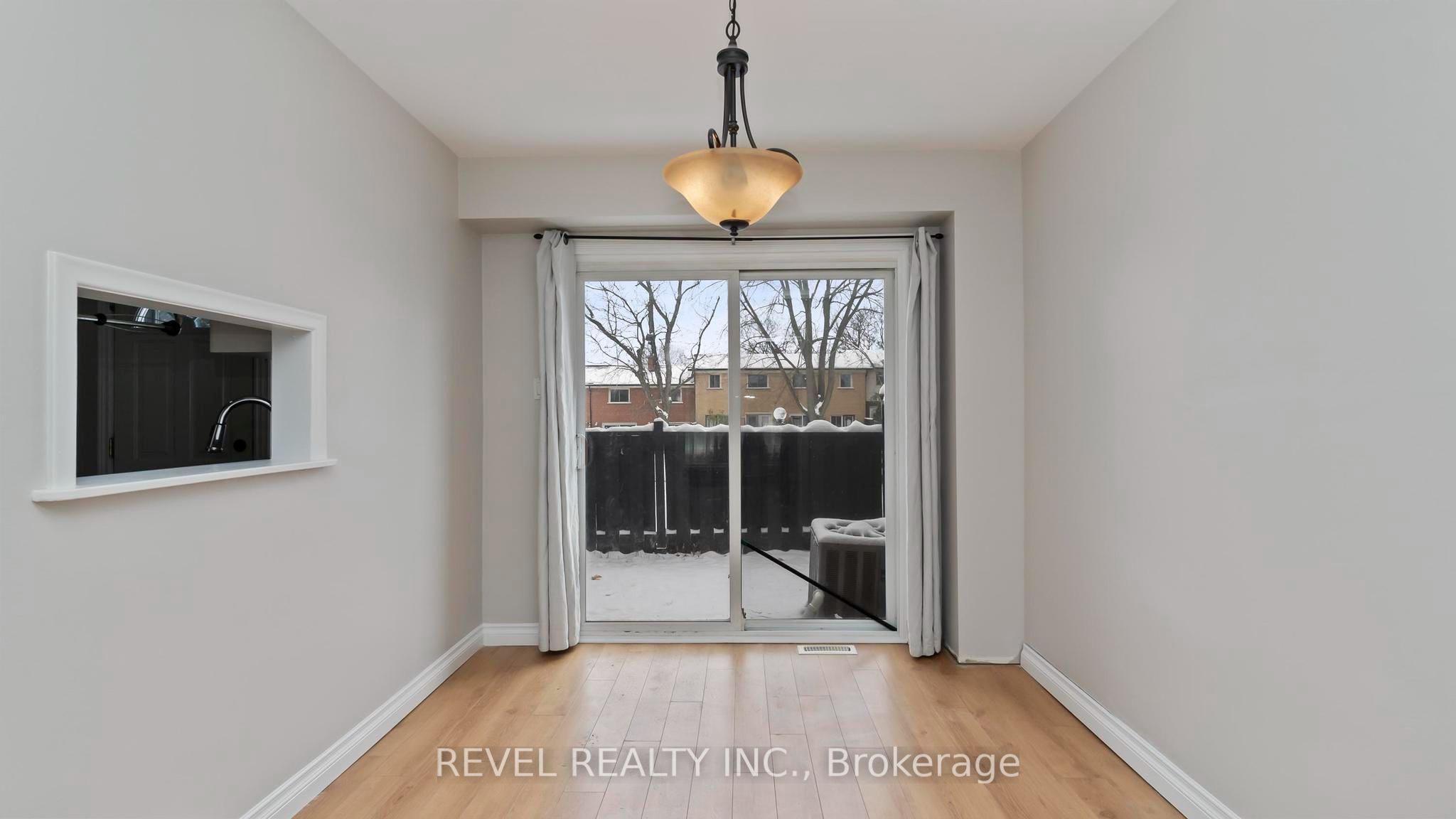 1137 Oxford Street W Property Photo 8