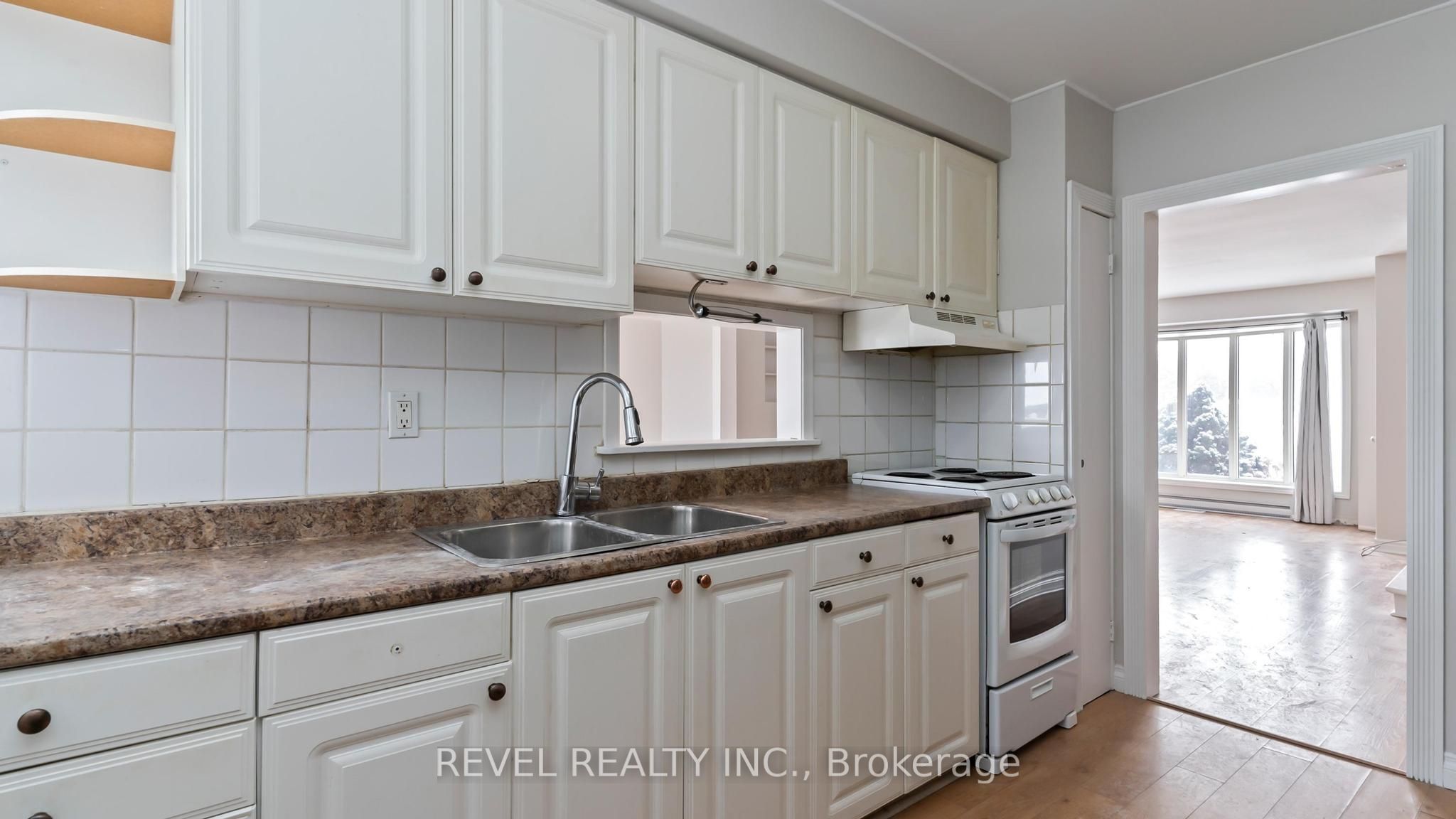 1137 Oxford Street W Property Photo 10