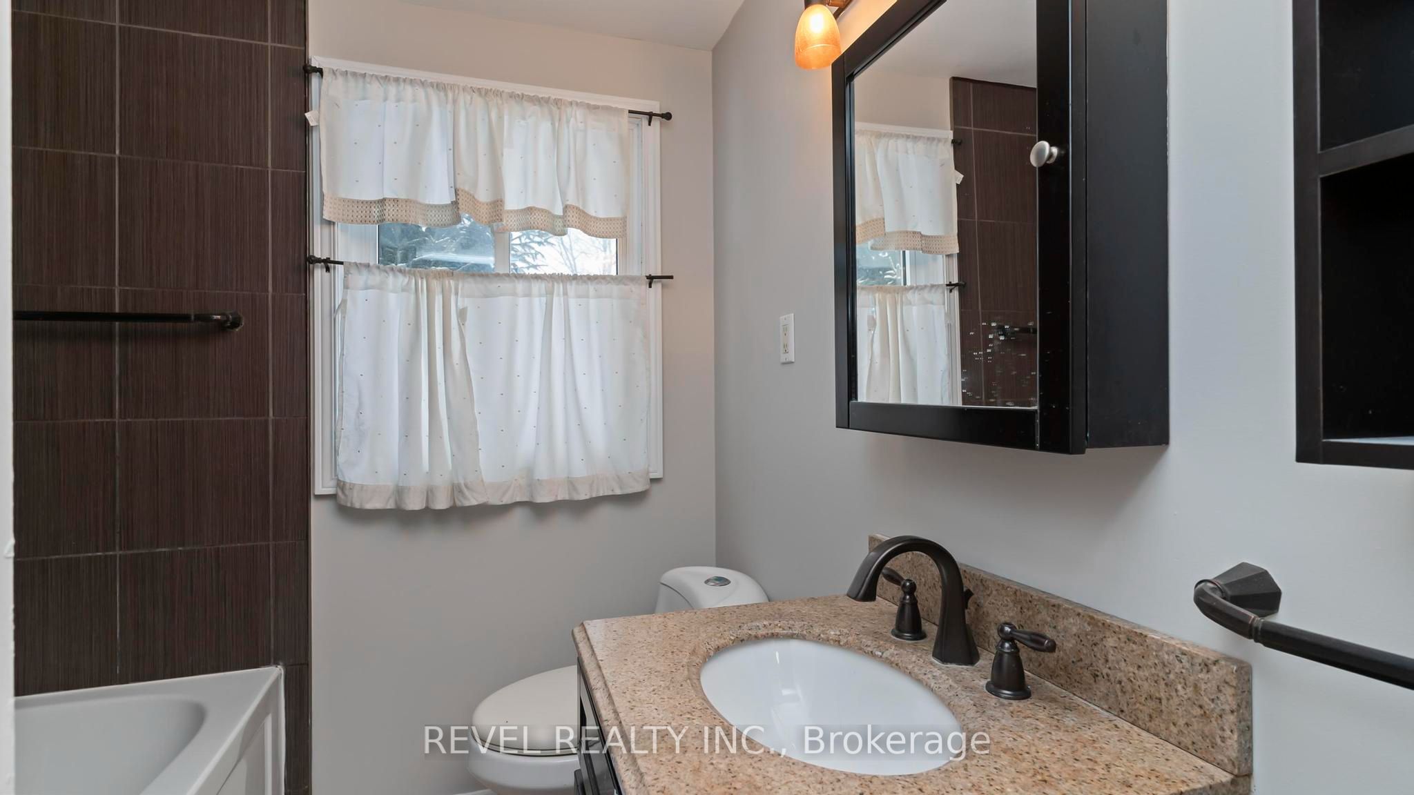 1137 Oxford Street W Property Photo 19