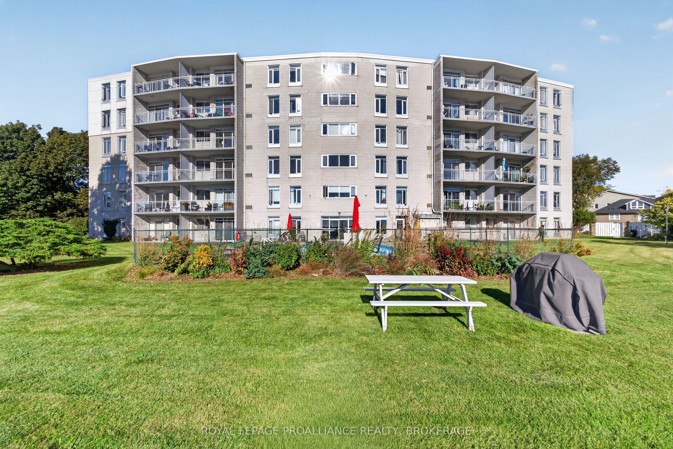 1 Mowat Avenue 306
