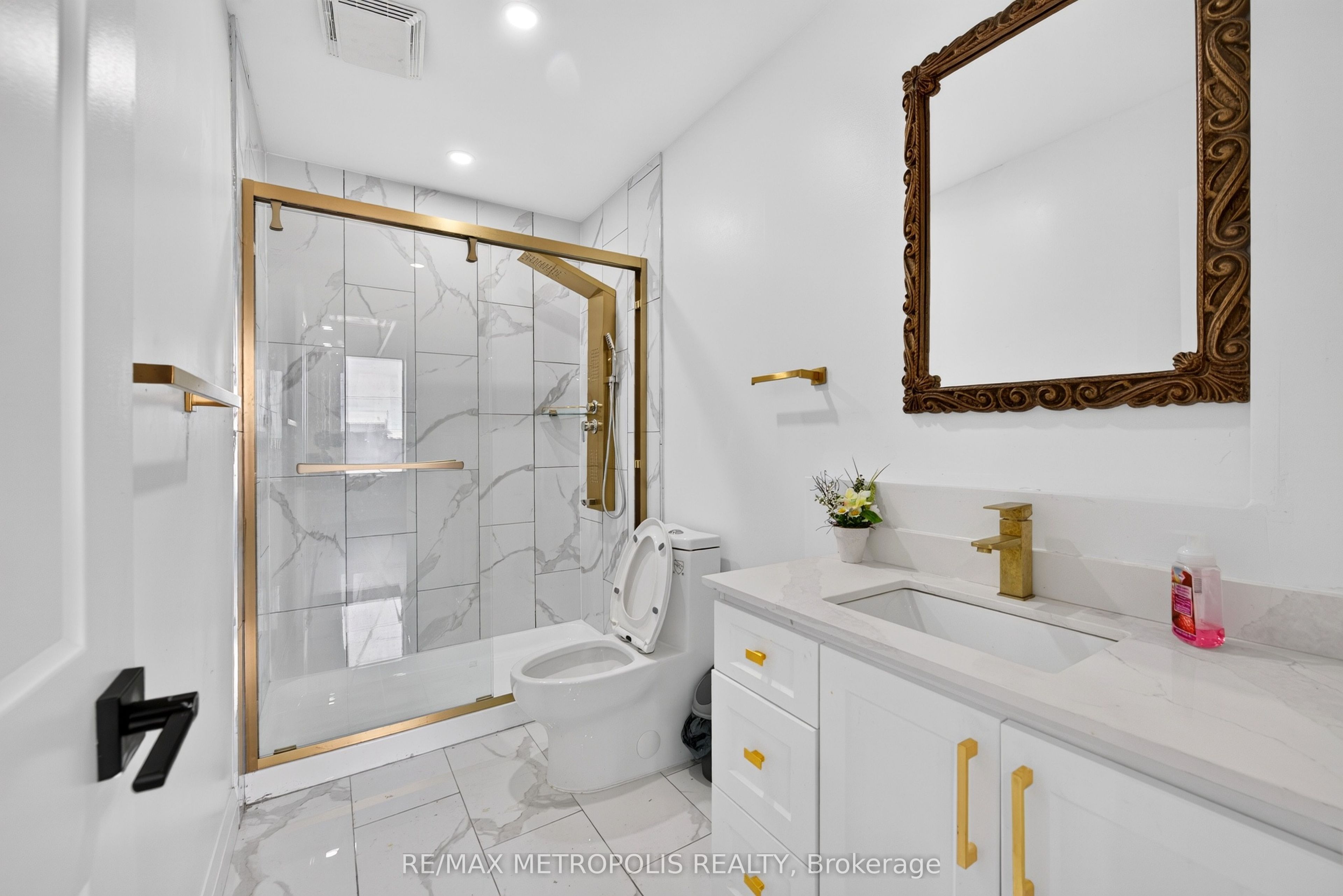 551 York Street Property Photo 9