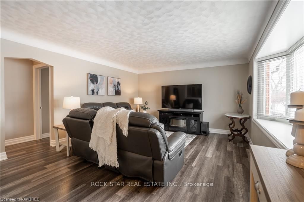 22 Fernwood Crescent Property Photo 2
