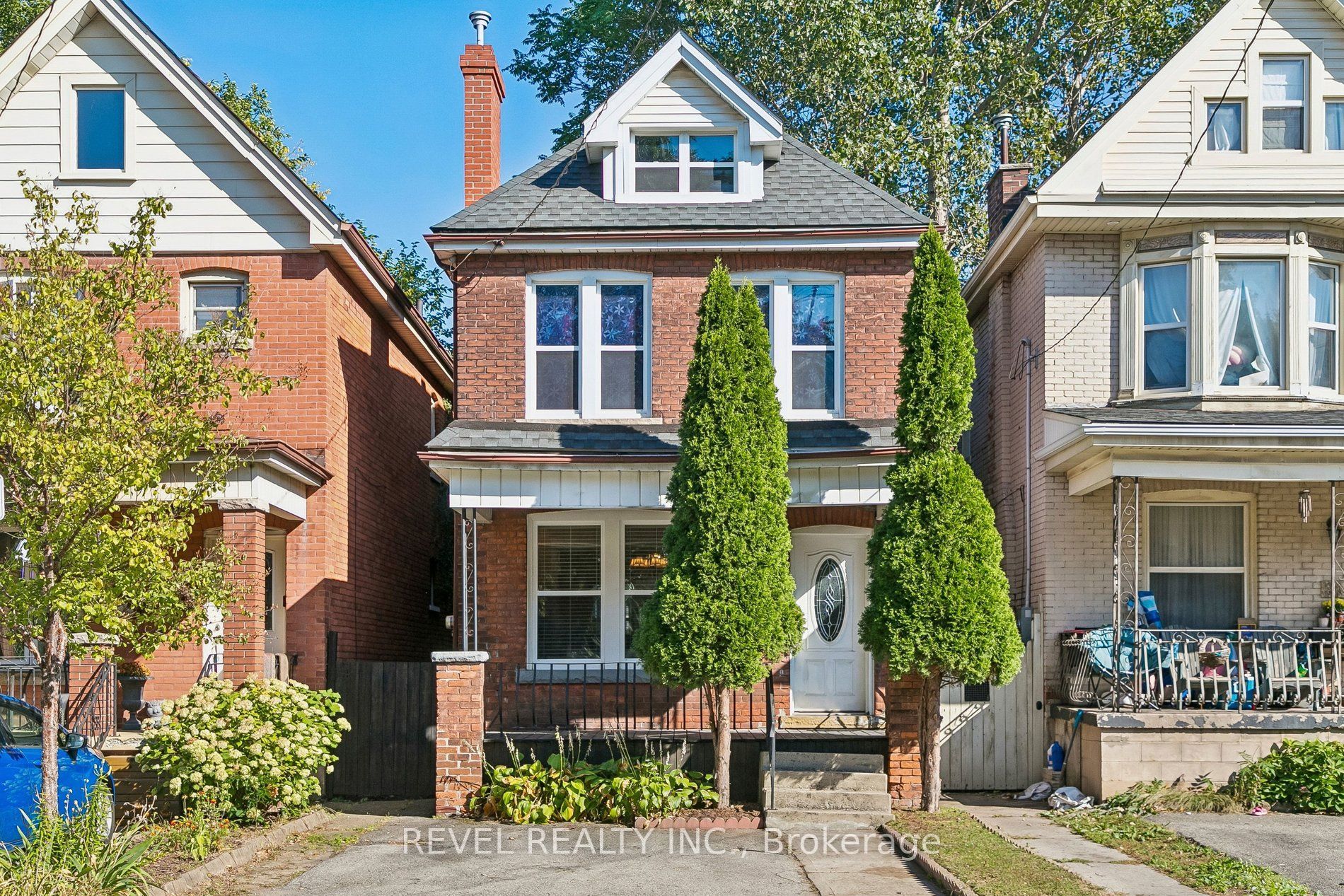 36 Holton Avenue N Property Photo 3