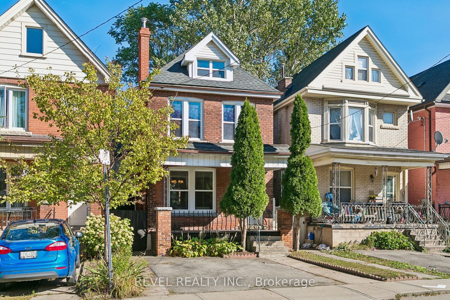 36 Holton Avenue N Property Photo 4