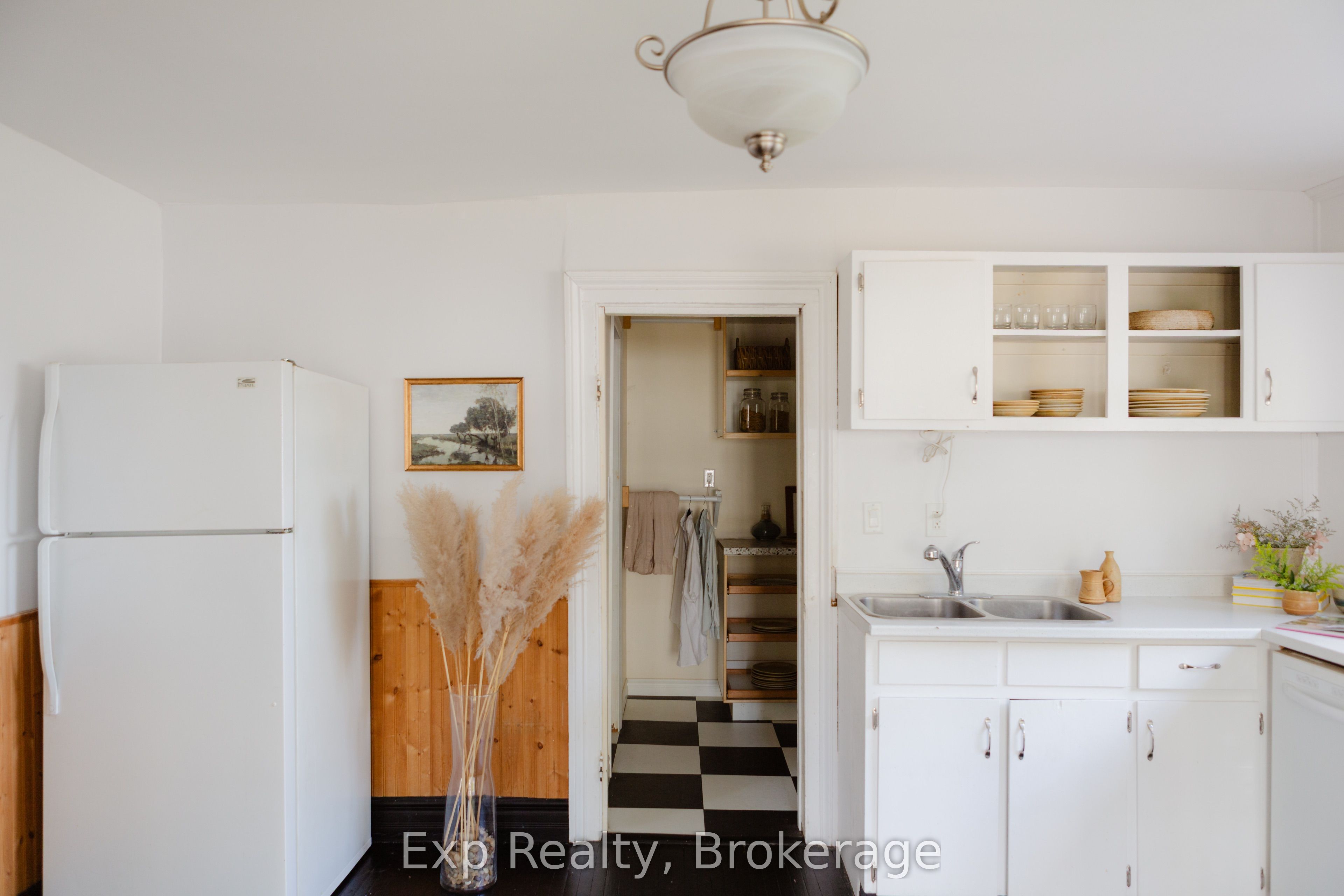 112 Front Street W Property Photo 5