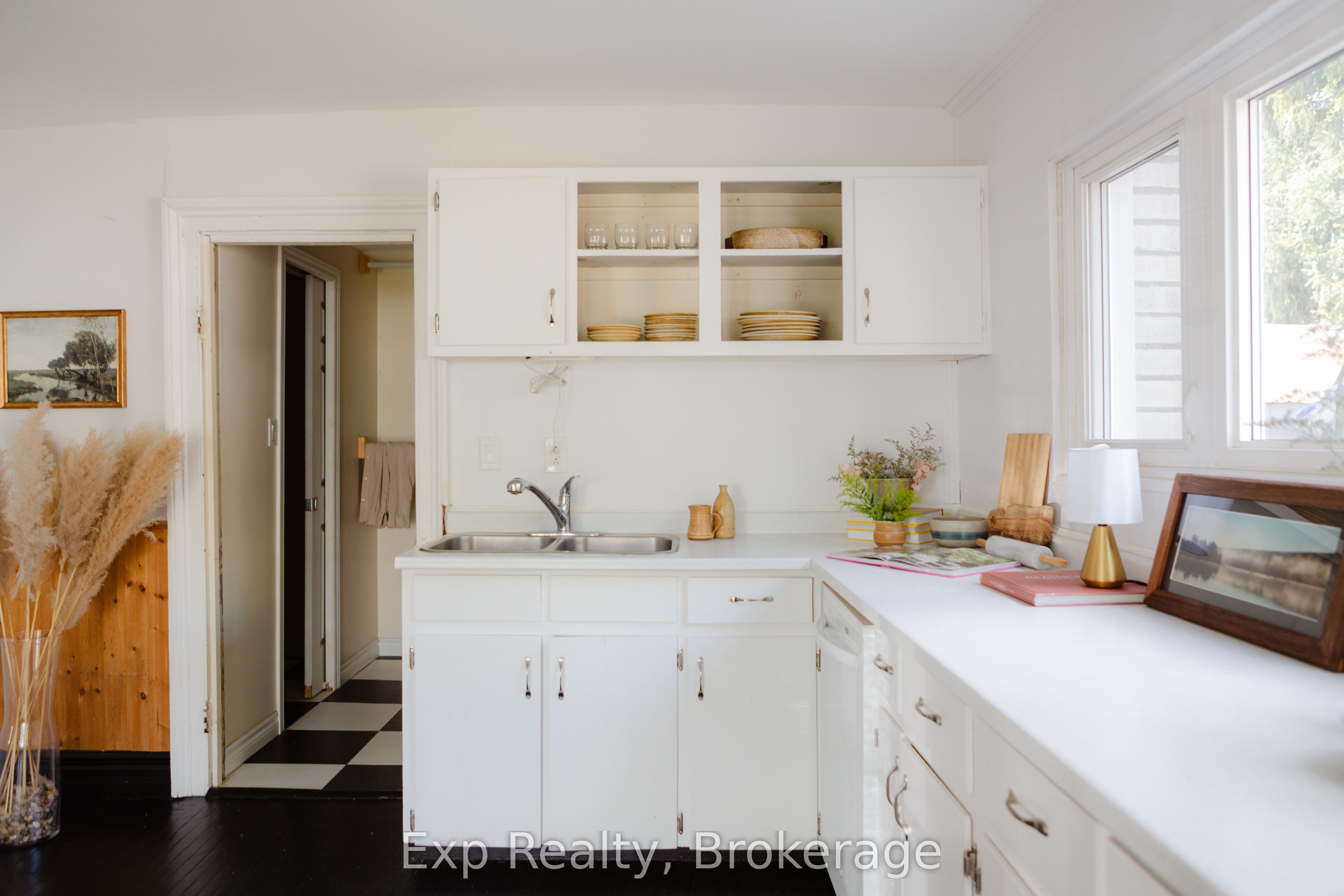 112 Front Street W Property Photo 6