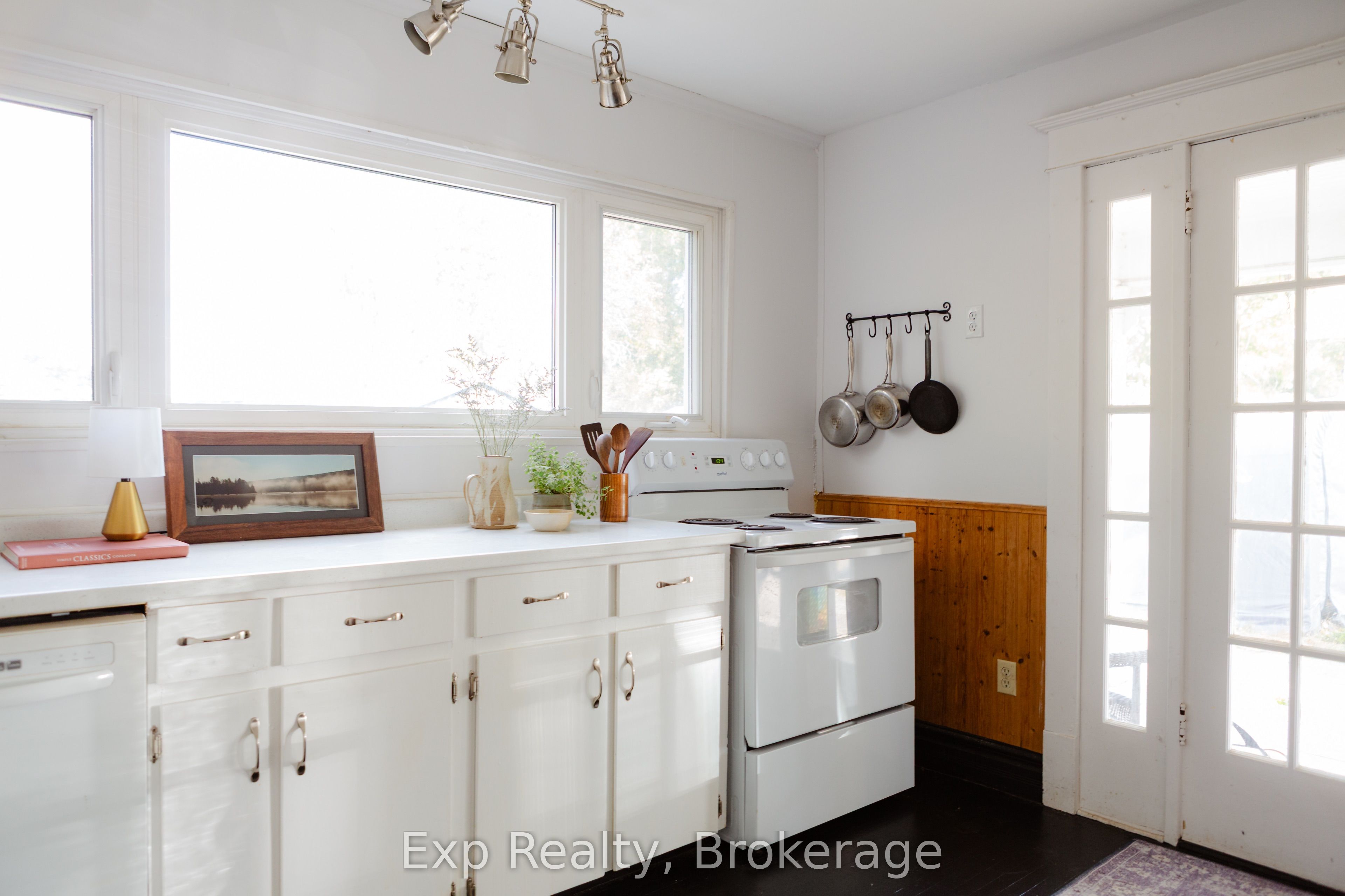 112 Front Street W Property Photo 7