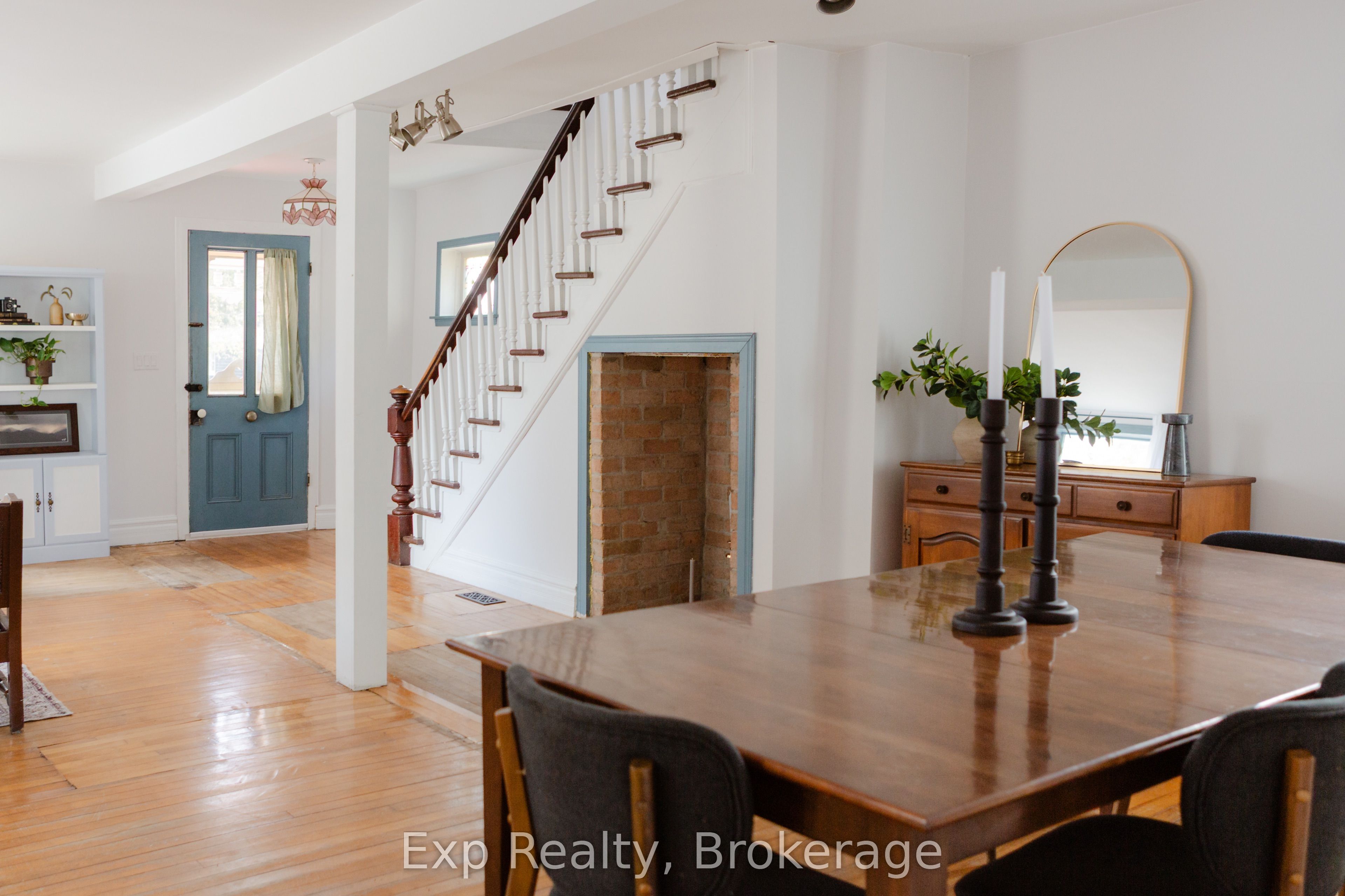 112 Front Street W Property Photo 14