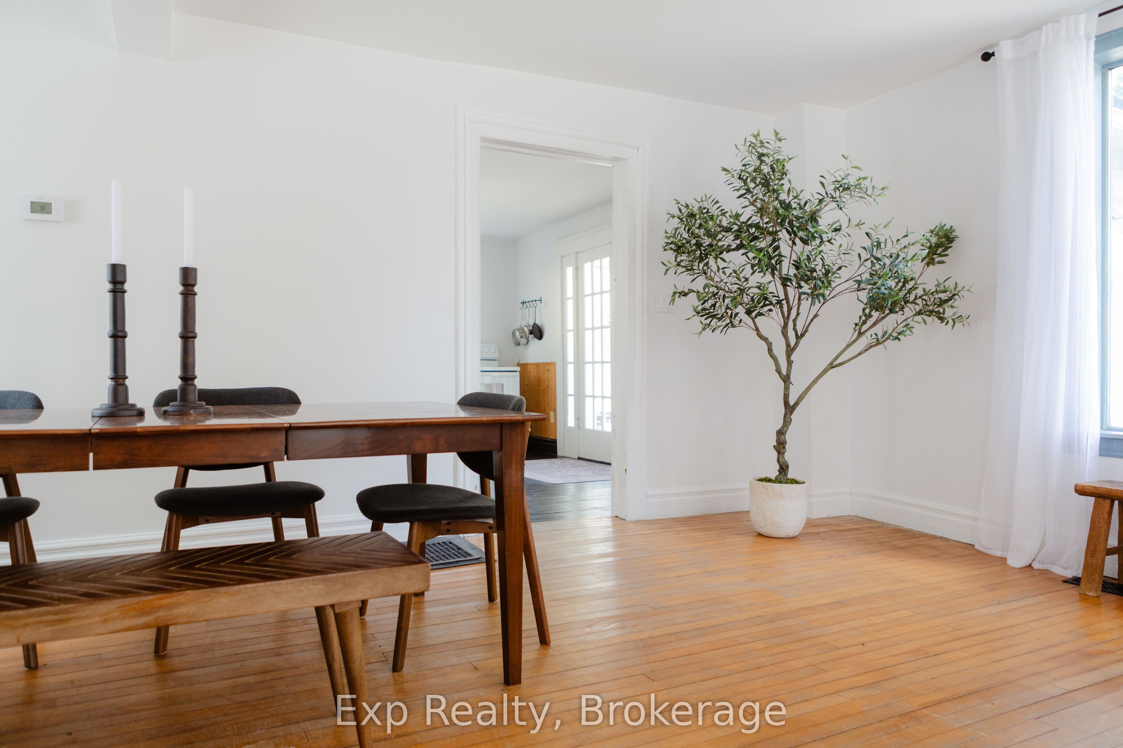 112 Front Street W Property Photo 16