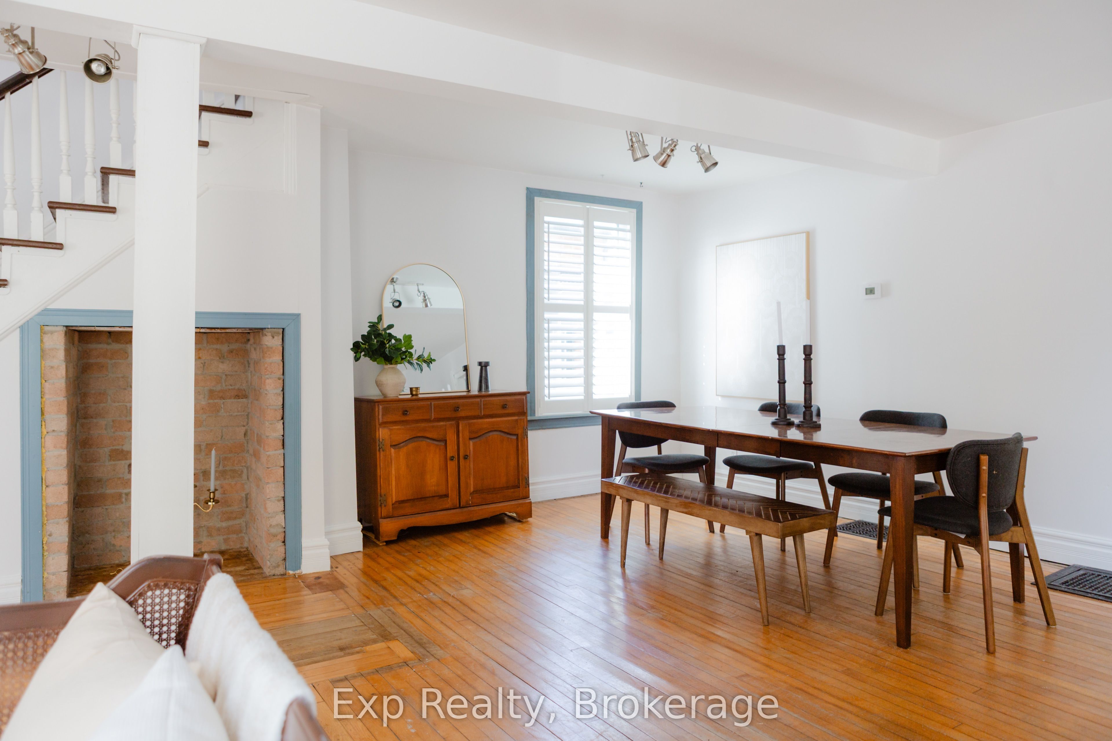 112 Front Street W Property Photo 17