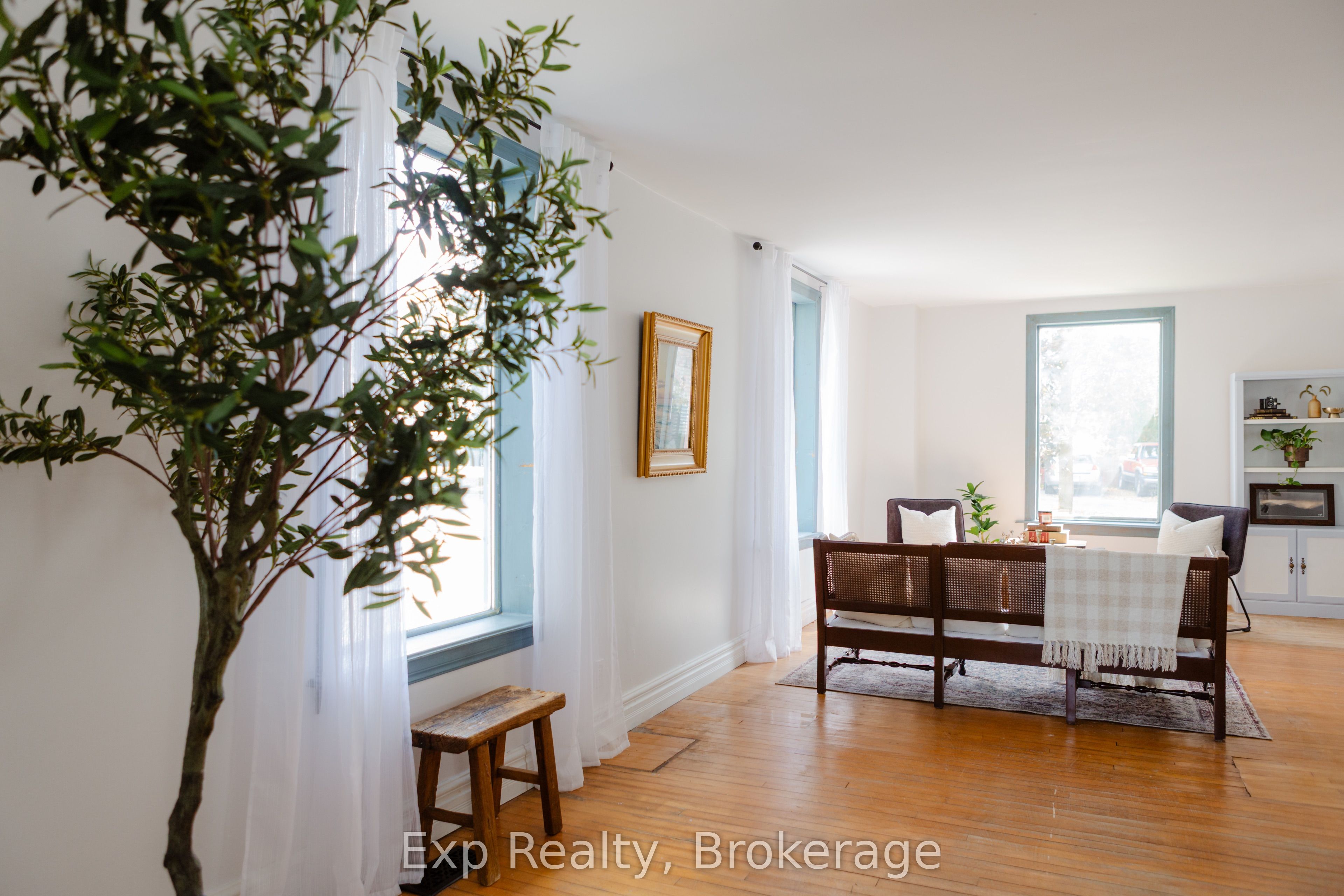 112 Front Street W Property Photo 18