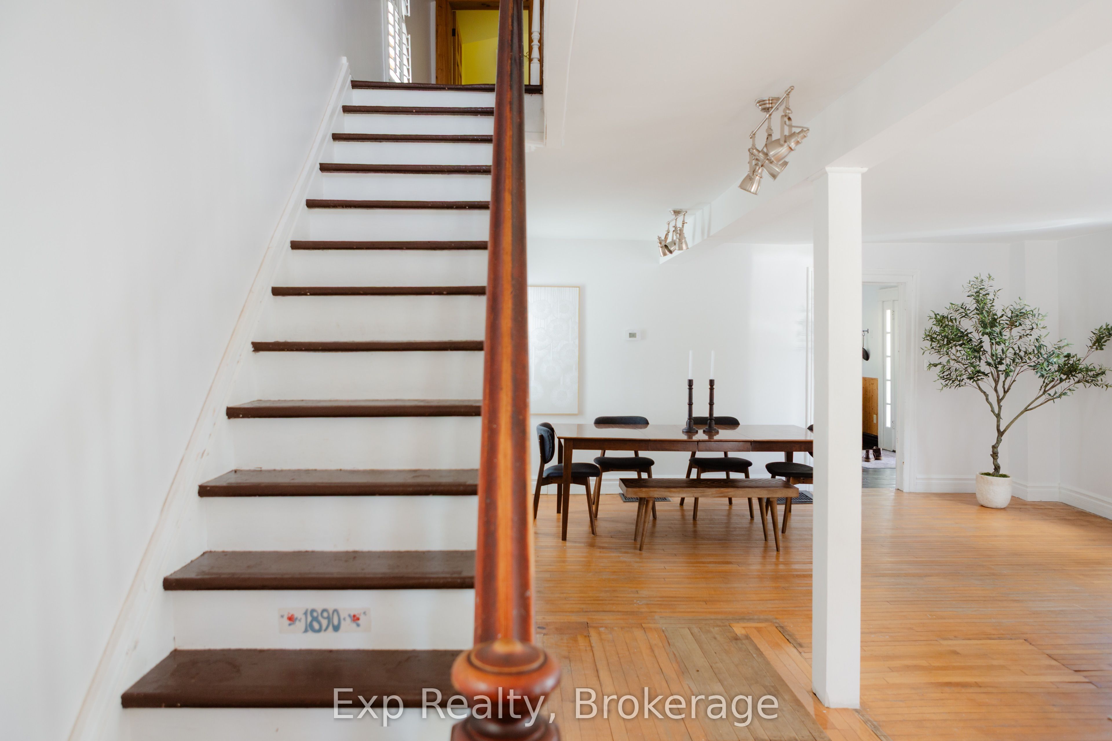 112 Front Street W Property Photo 22