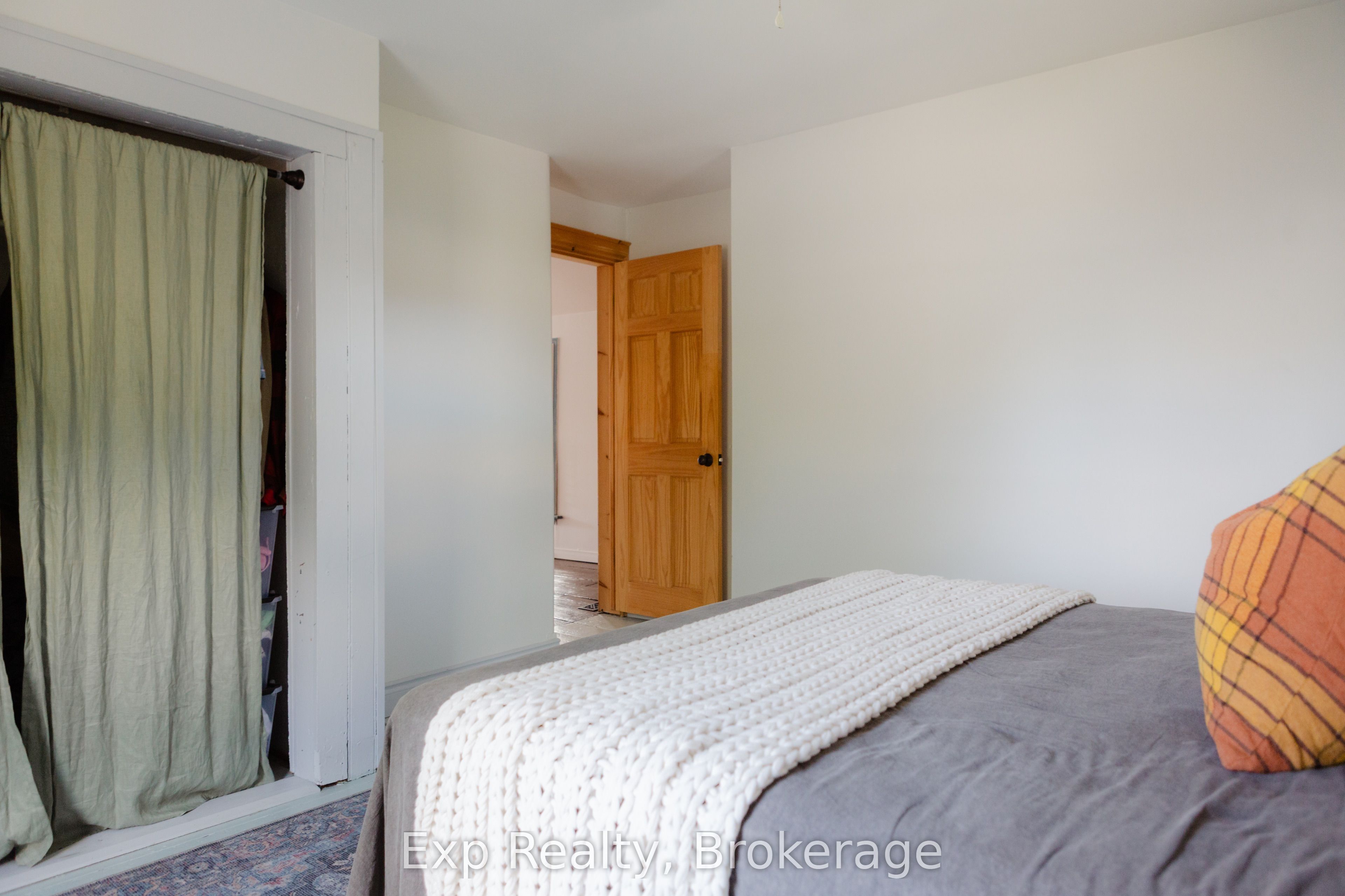 112 Front Street W Property Photo 26